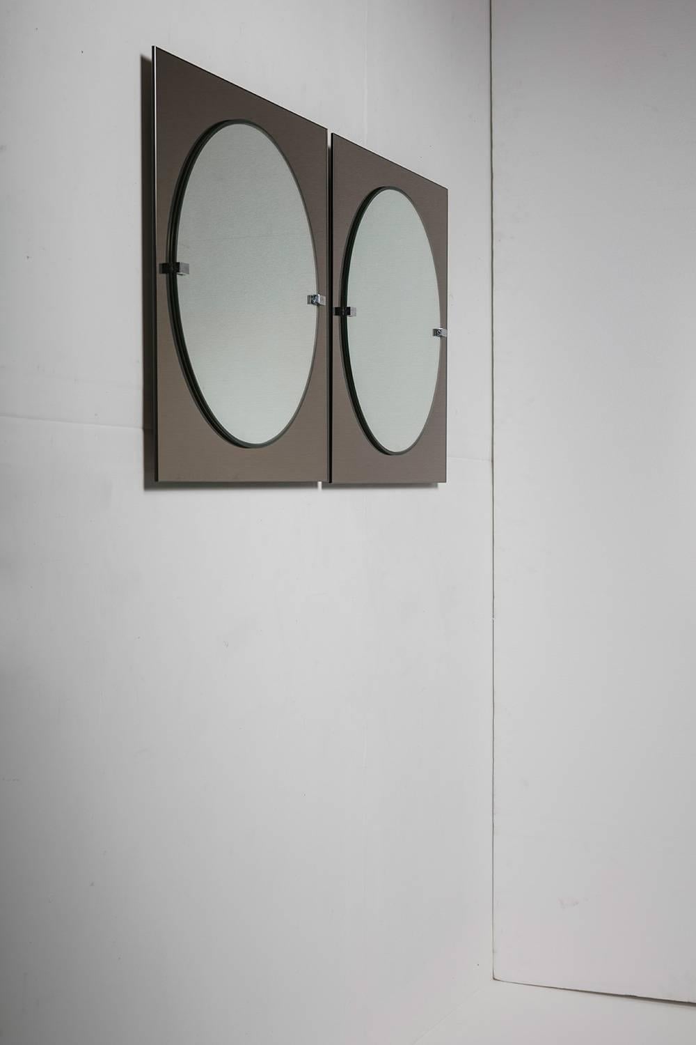Single wall mirror by Veca.
Two different glass layers are joined together by two chrome elements.
Please note listing refers to one single piece.