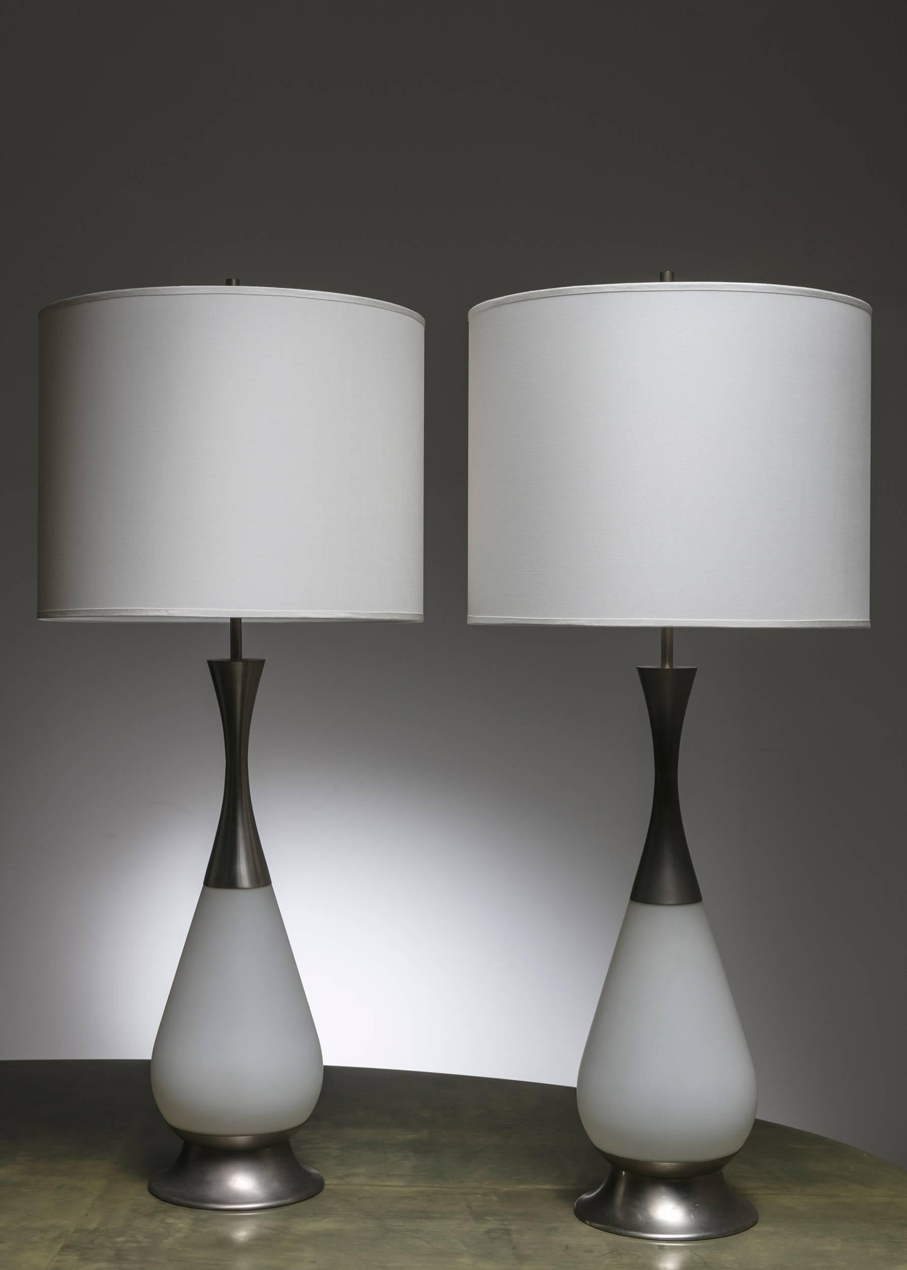 Scarce pair of table lamps by Stilnovo.
Huge pieces, with milky glass and aluminium details.
Following the Max Ingrand lesson for Fontana Arte, this piece has two-light sources, one inside the glass base and the other on the top.