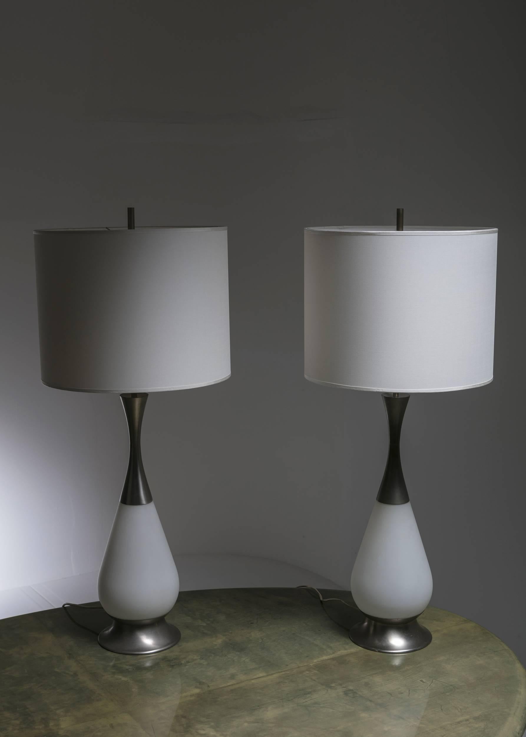 Mid-Century Modern Marvellous ensemble de deux lampes de table Stilnovo, Italie, années 1960 en vente