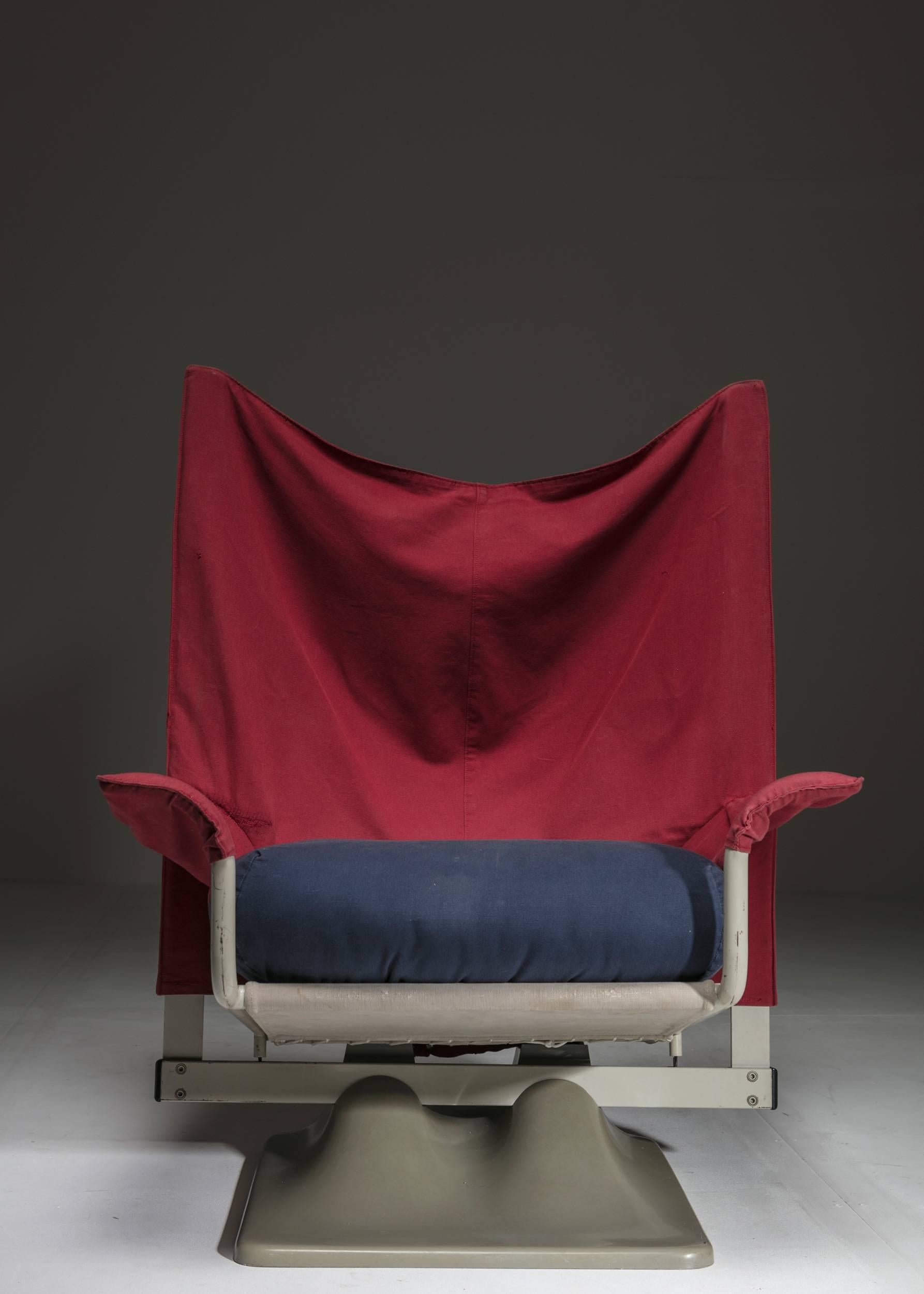 AEO lounge chair by Archizoom Associati for Cassina.
Plastic organic-shaped base, violet pillow, red backseat and lacquered metal frame for this extremely comfortable seat.