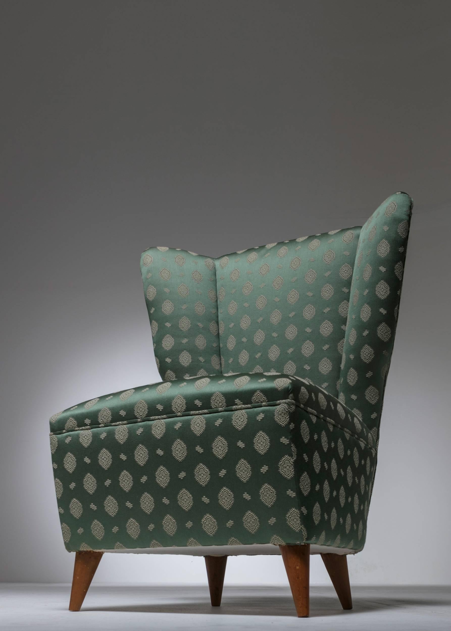 Ensemble de deux fauteuils à dossier à oreilles.
