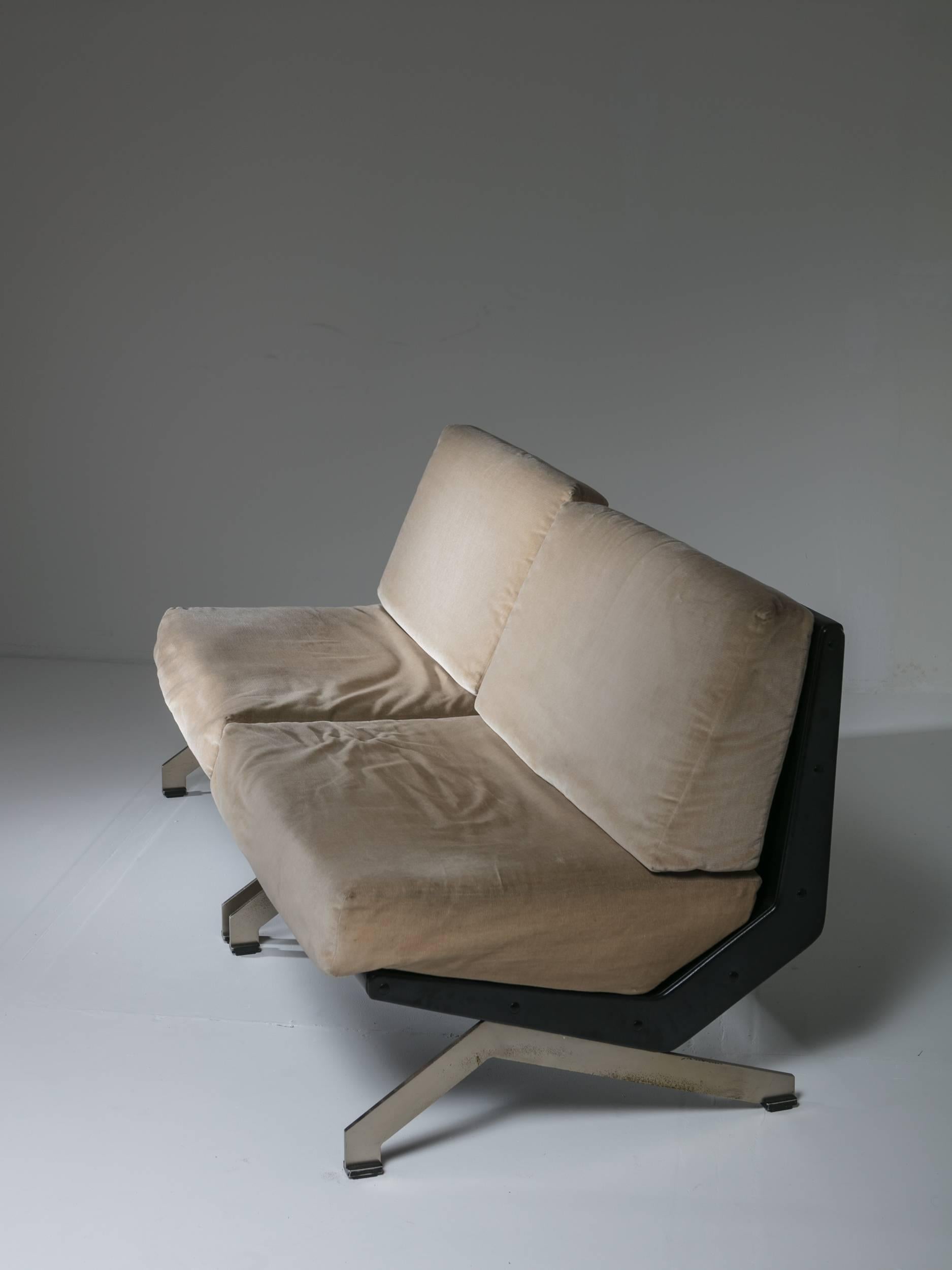 Italian Pair of Lounge Chairs by Gianni Moscatelli for Formanova