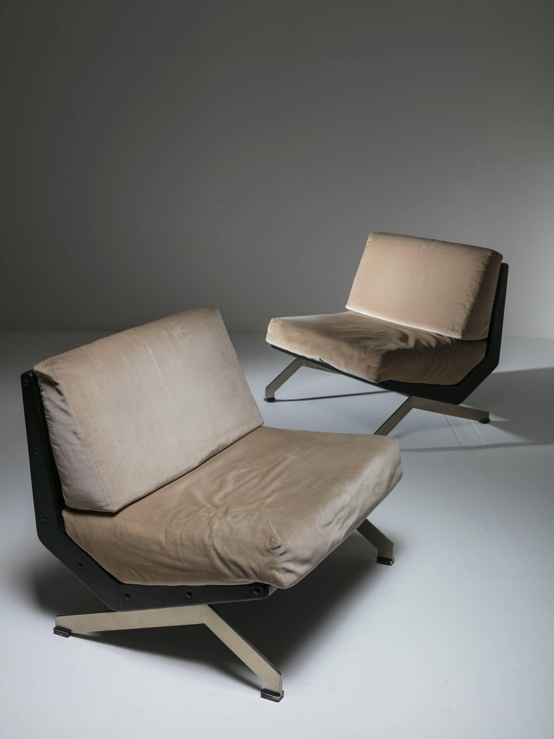 Remarkable pair of lounge chairs by Gianni Moscatelli for Formanova.
Aluminum base, artificial leather and velvet for this really comfortable seat. These pieces can also be used without pillows, showing an extremely up-front design.
