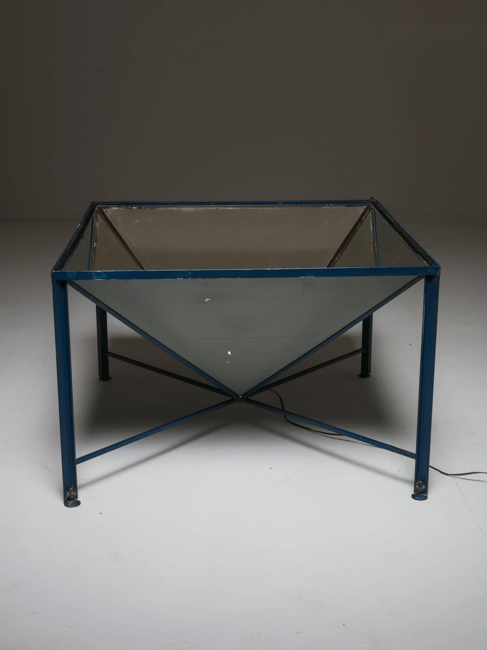 Minimaliste Rare table basse à éclairage unique, Italie, années 1970 en vente