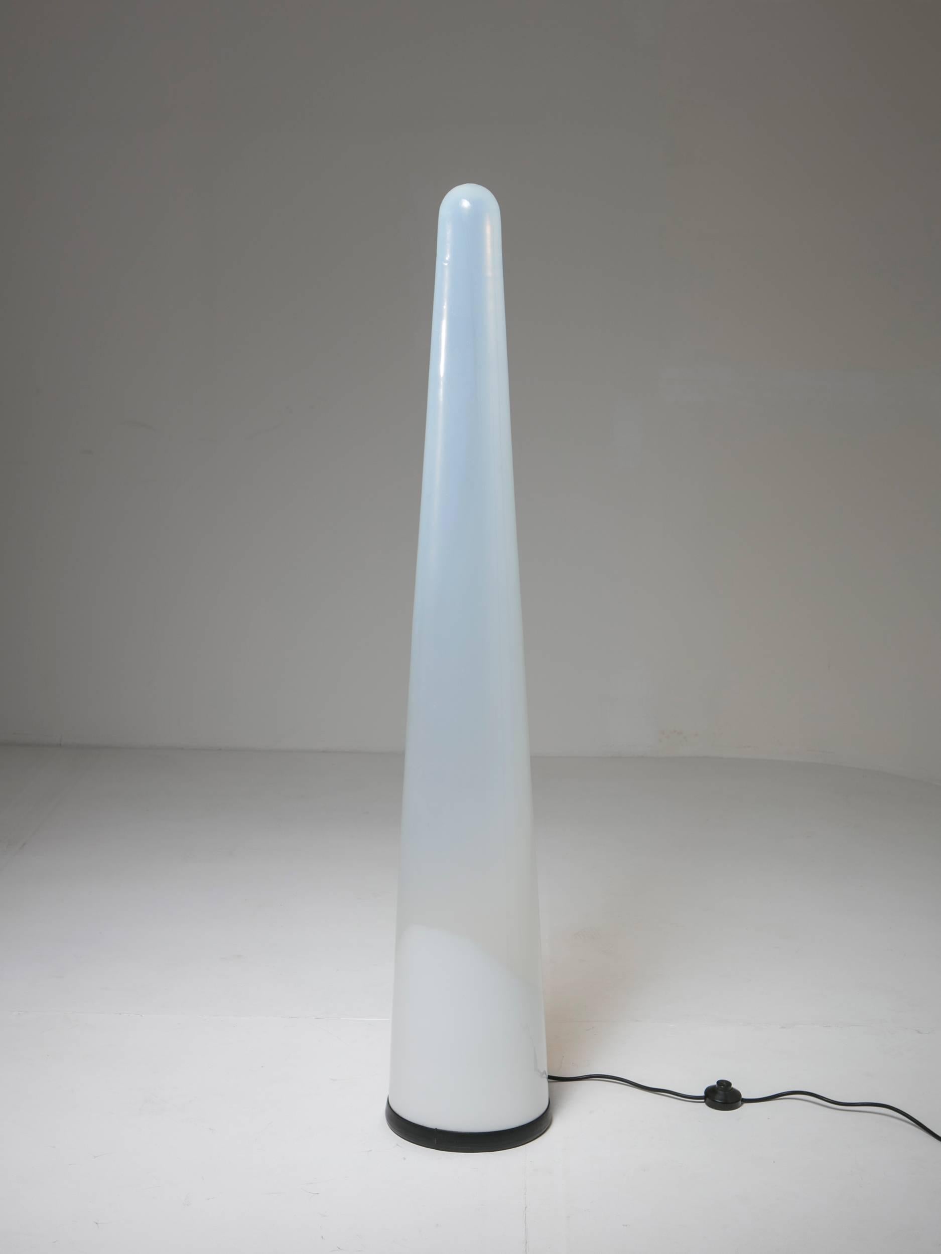 Opo floor lamp by Giusto Toso for Leucos.
A single huge Murano glass piece works as diffuser and frame at the same time.
Sculptural lighting totem with the colors of the Venetian lagoon.