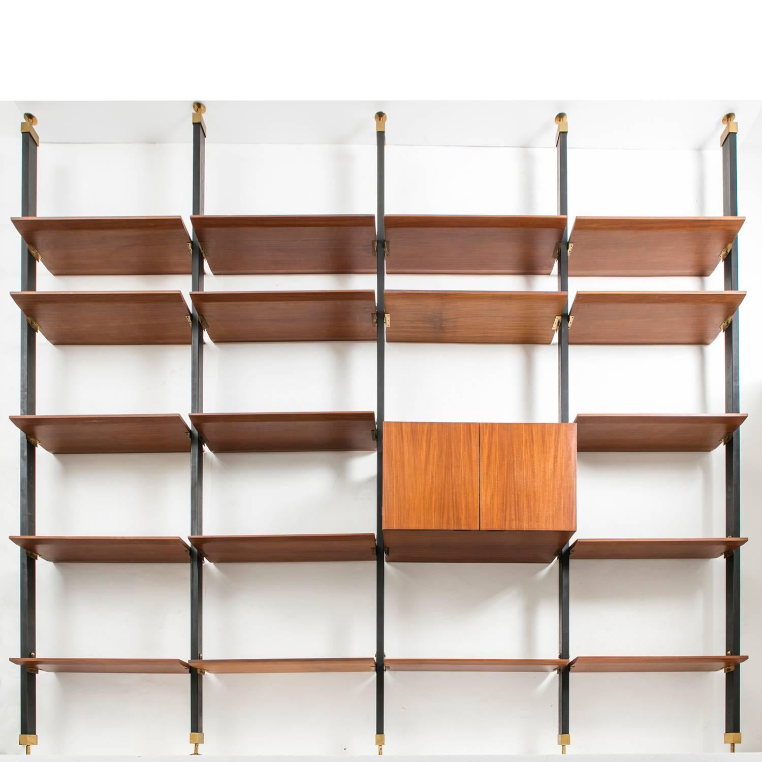 Remarkable Italian 1950s bookcase composed by nine uprights and wood shelves with brass details.