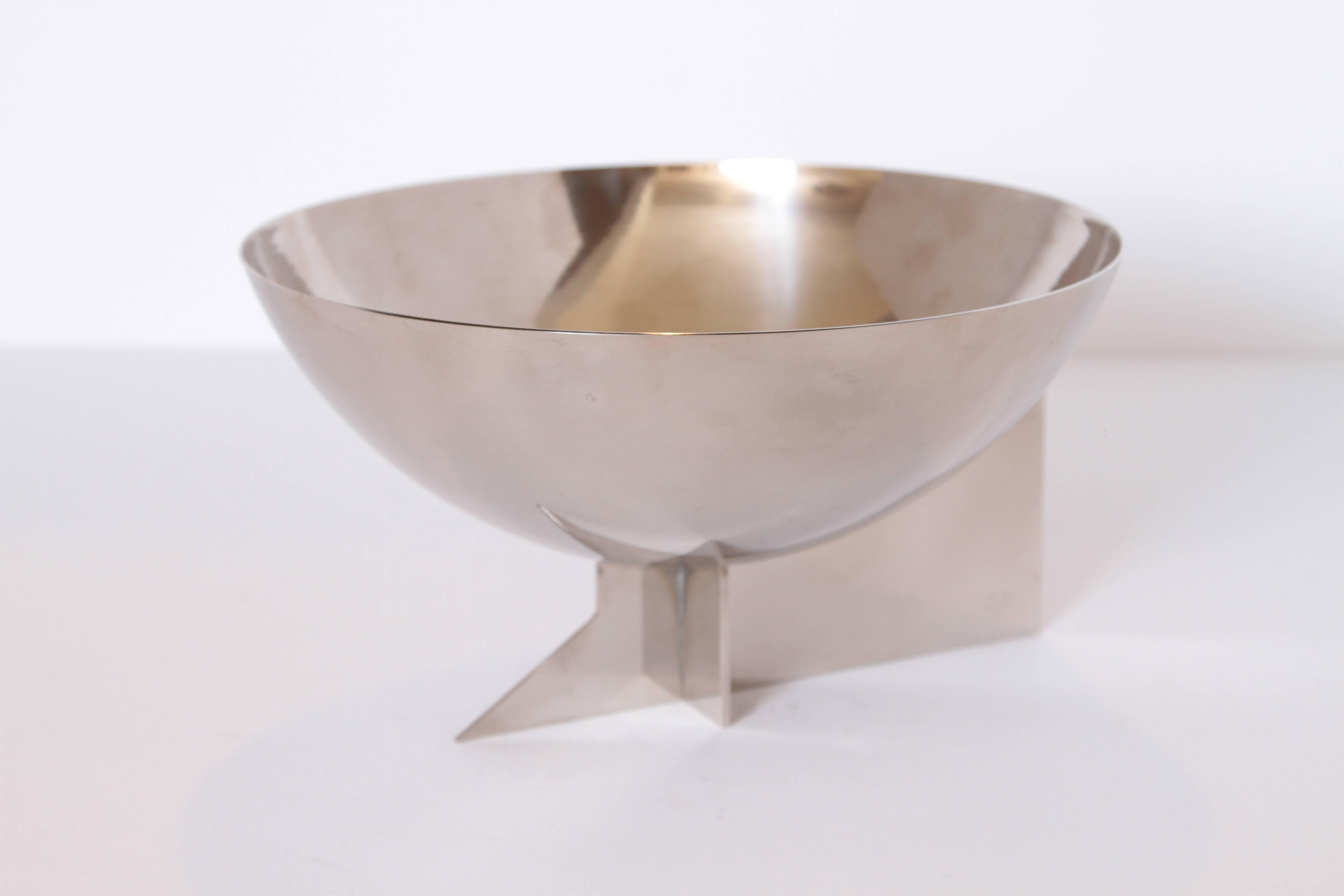 Machine Age Art Deco Signed Desny Silver Plate Centerpiece Bowl

Stunning large version of this classic Modernist late 1920's - early 1930's design.
Marks: DESNY PARIS, MADE IN FRANCE, DEPOSE
Full 6 inches high x 10-5/8 inches diameter

Minor areas