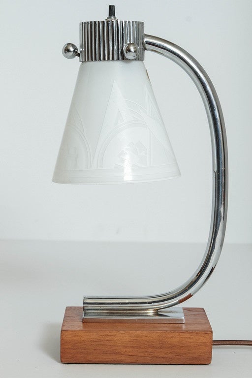 Very cool original design with high quality construction.
Early Art Deco Walter Von Nessen styled fluted socket housing, Gilbert Rohde styled tubular arm, Kurt Versen like balls and Donald Deskey like walnut base.
Totally unmolested original in