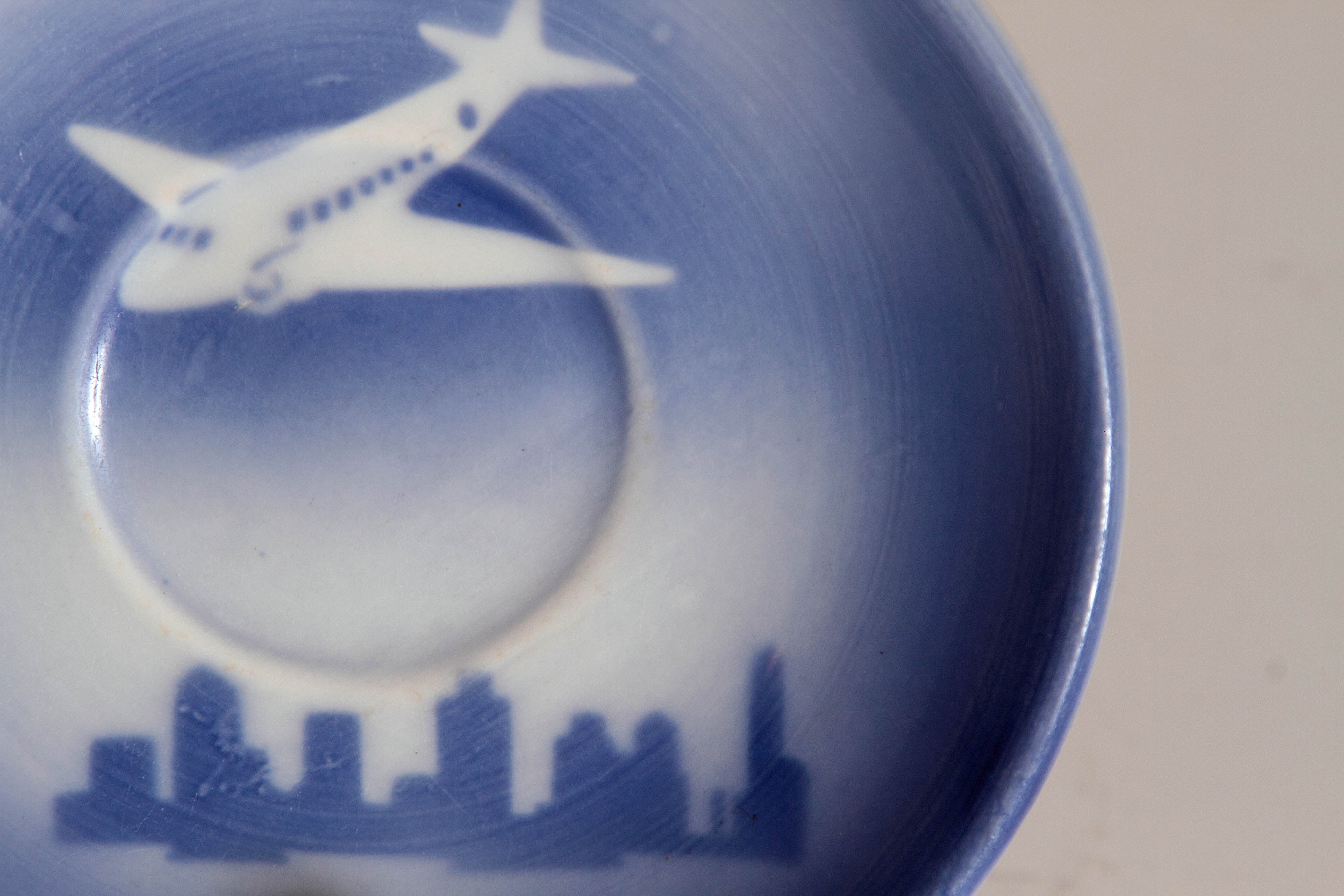 1940s Syracuse China Stylized DC 3 Saucer above Skyscraper City Scape For Sale 2