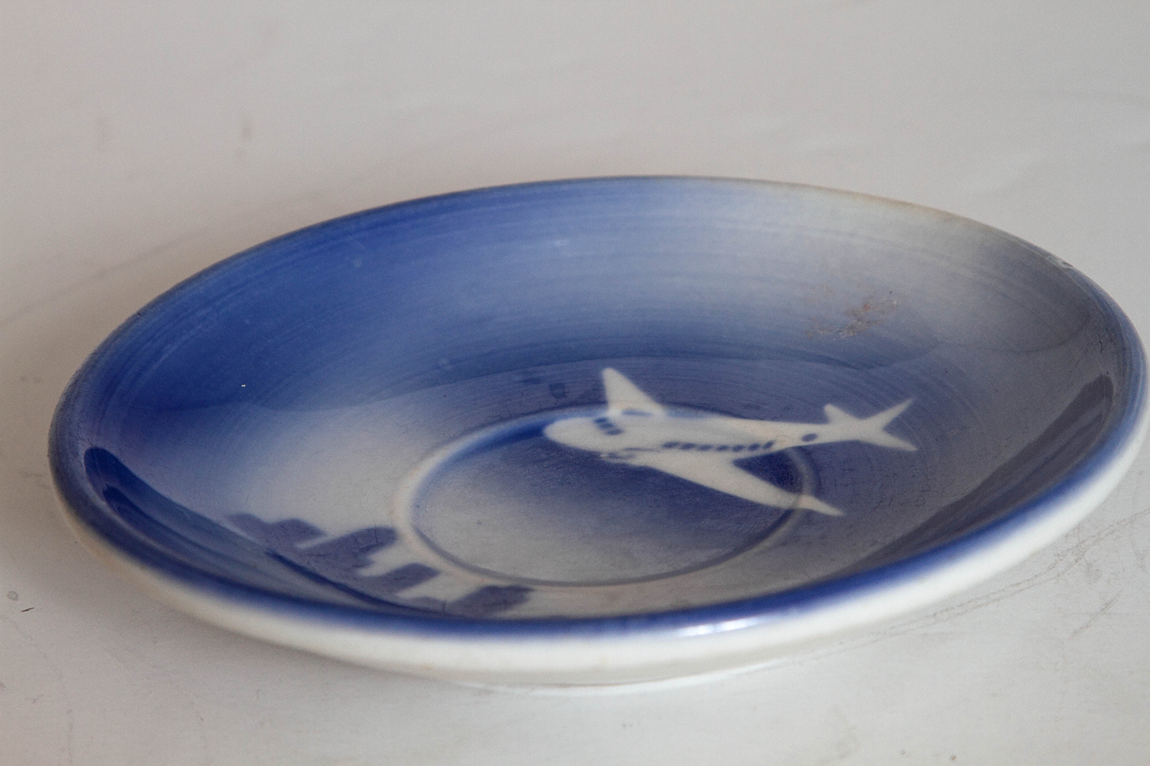 1940s Syracuse China Stylized DC 3 Saucer above Skyscraper City Scape For Sale 3