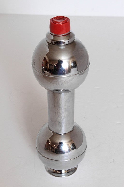 Difficult to source anonymous design Art Deco shaker.
Stands upright, on its own. Removable strainer.
Some age crazing to the red plaskon cap, as pictured. 
Very good original chrome, one pin-point ding, minor scratches, no splits, etc.
Nice