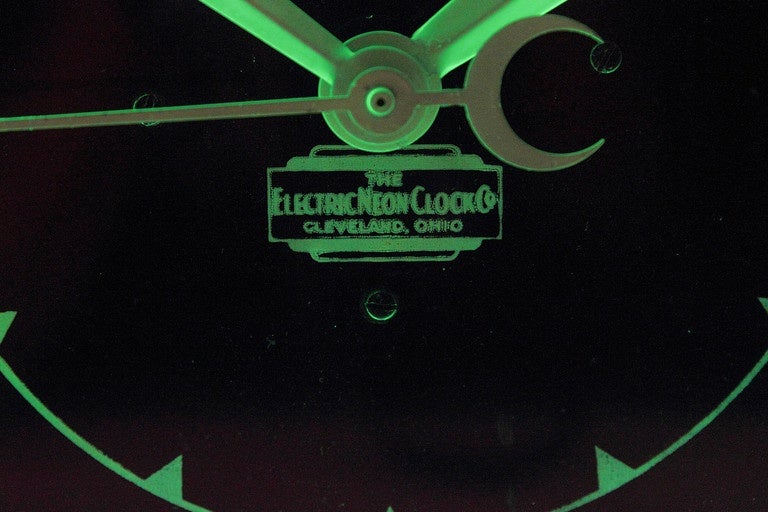 Cleveland Machine Age Hexagonal Art Deco Neon Clock with Fully Restored Works In Good Condition In Dallas, TX