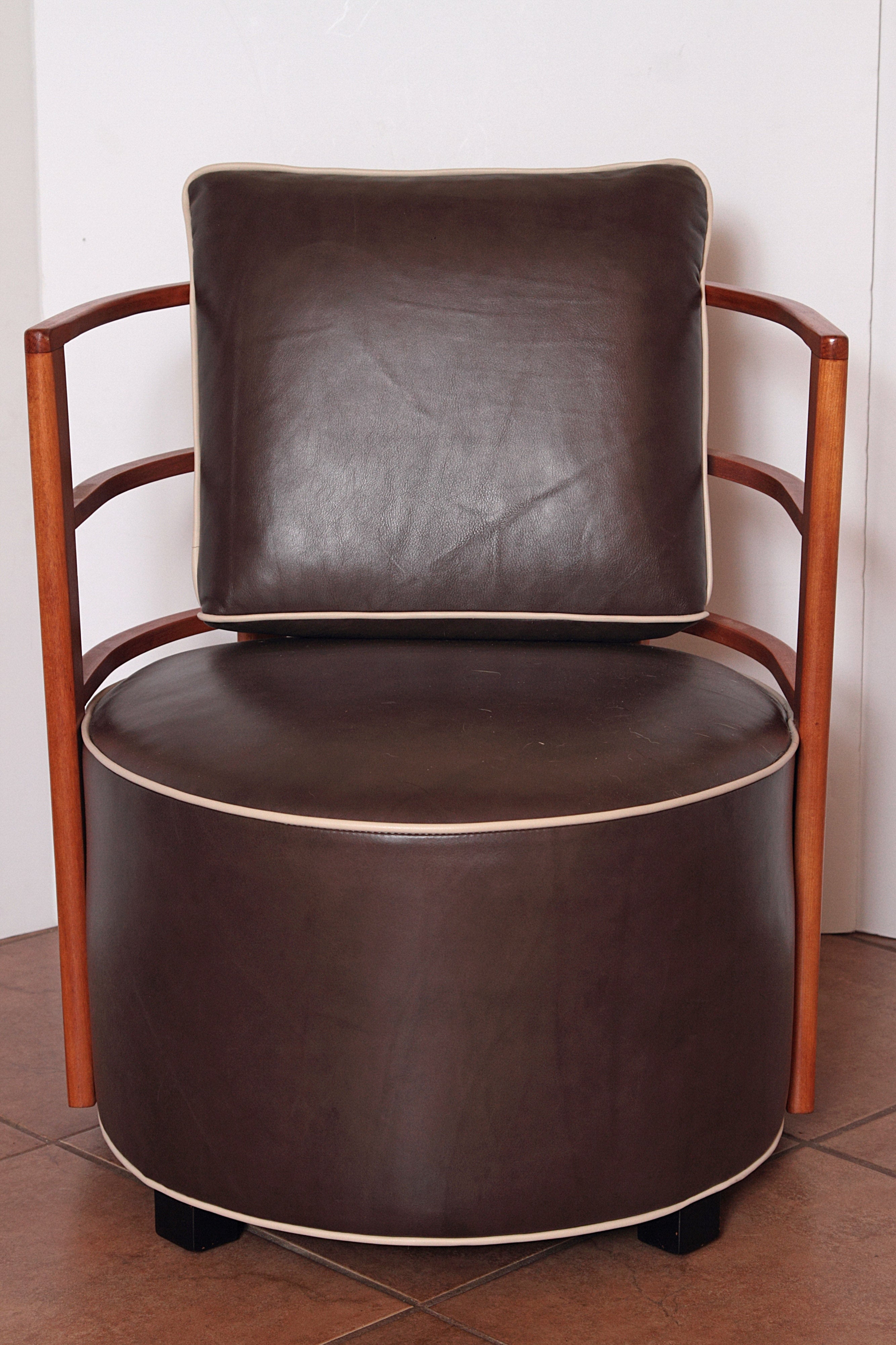 Iconic Art Deco Machine Age Gilbert Rohde Herman Miller Bentwood Chair No. 3451

One of Rohde's primo designs.   Difficult to source in any condition.
Very clean example, with completely restored cushions, innards and leather.
Including the correct