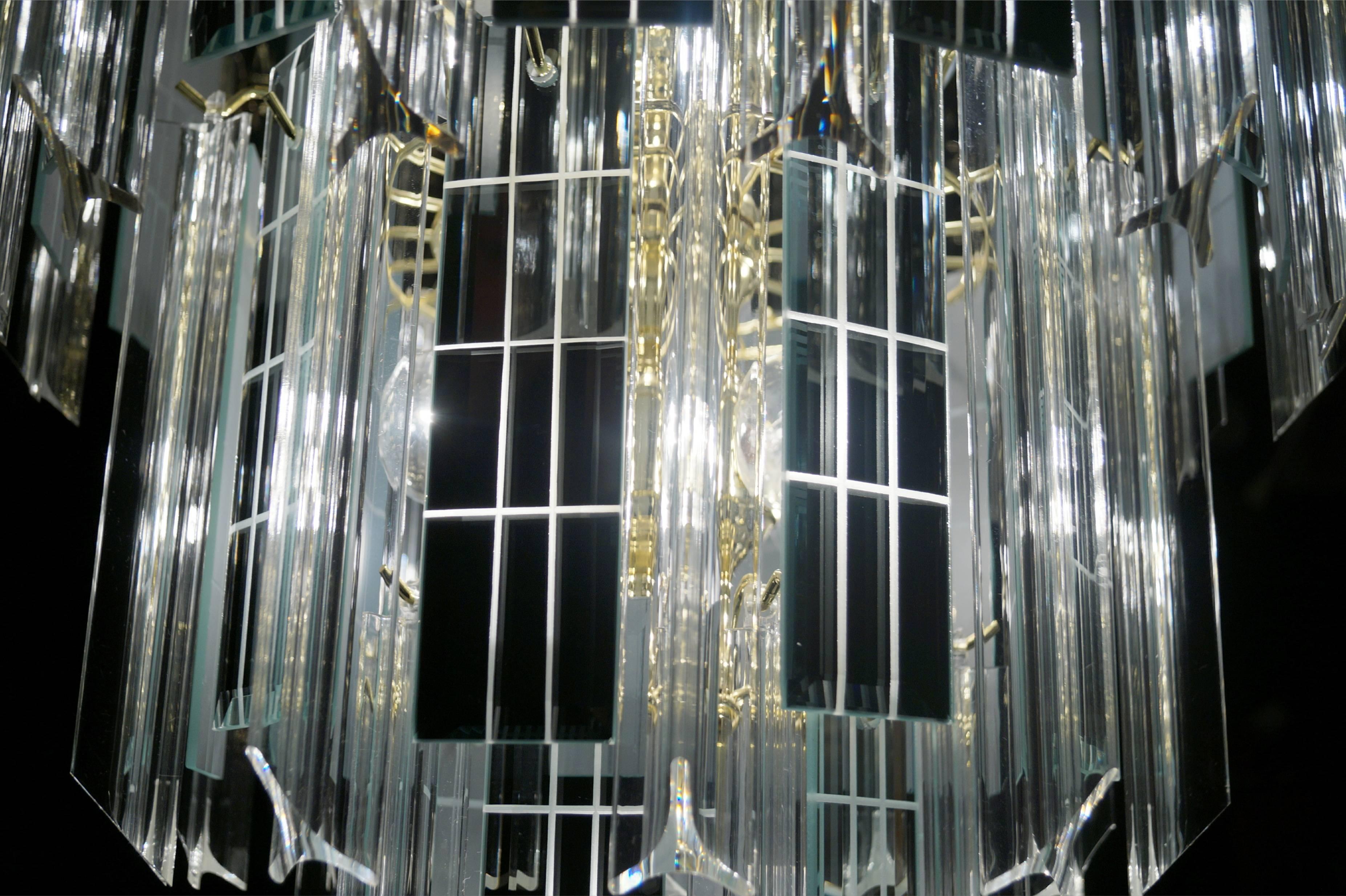 Autre Lustre à suspension mi-siècle moderne à trois niveaux en lucite et miroir en vente