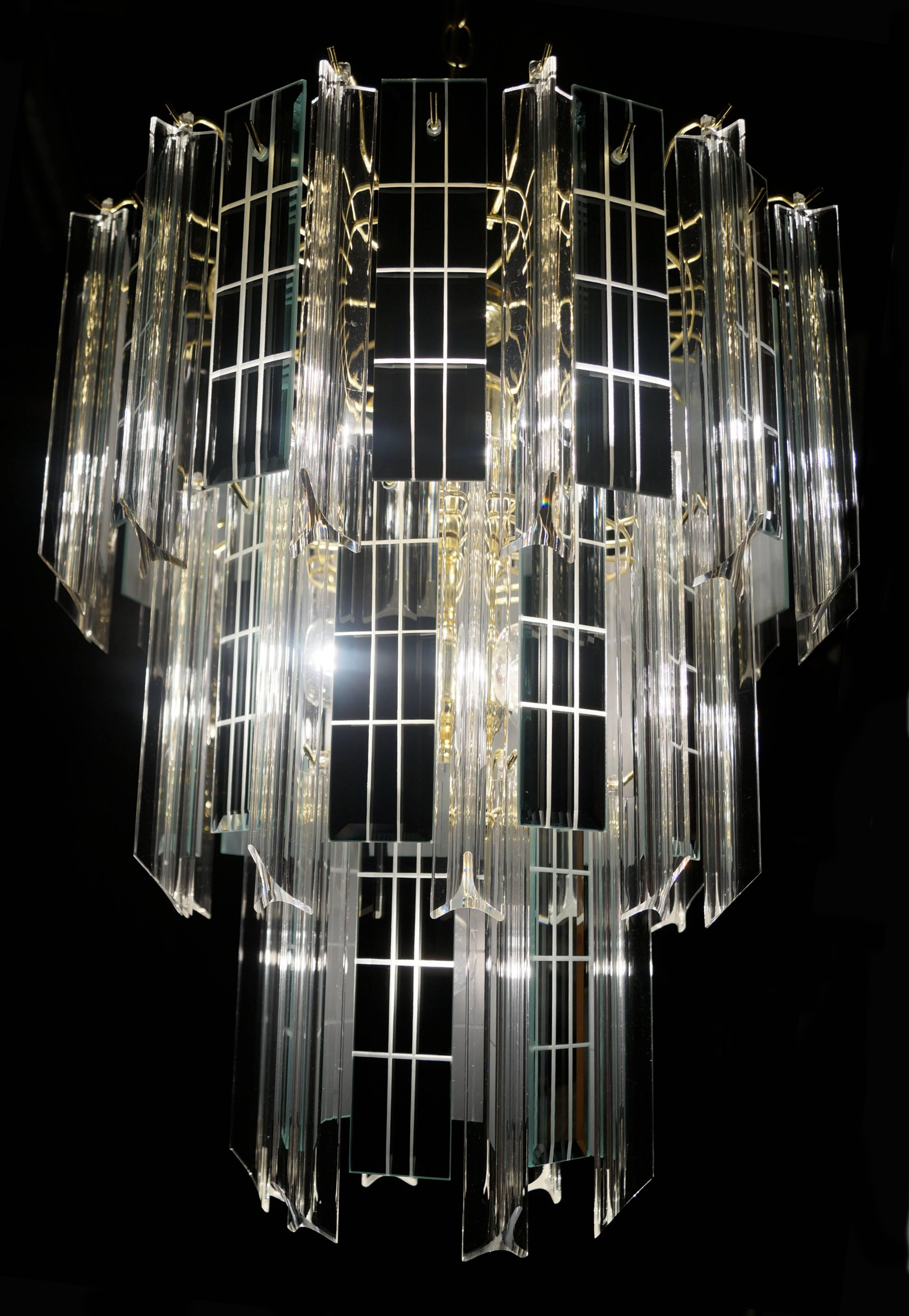 Moderne Lustre à suspension mi-siècle moderne à trois niveaux en lucite et miroir en vente