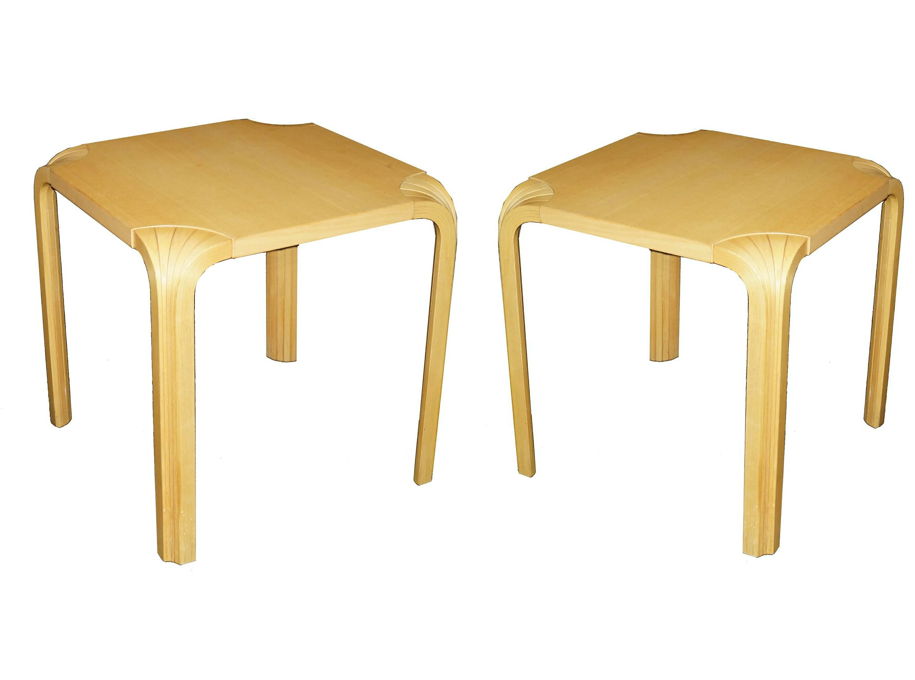 Zwei Paar Alvar Aalto Vintage Fan Leg Nesting Hocker oder End Tables (Moderne der Mitte des Jahrhunderts)
