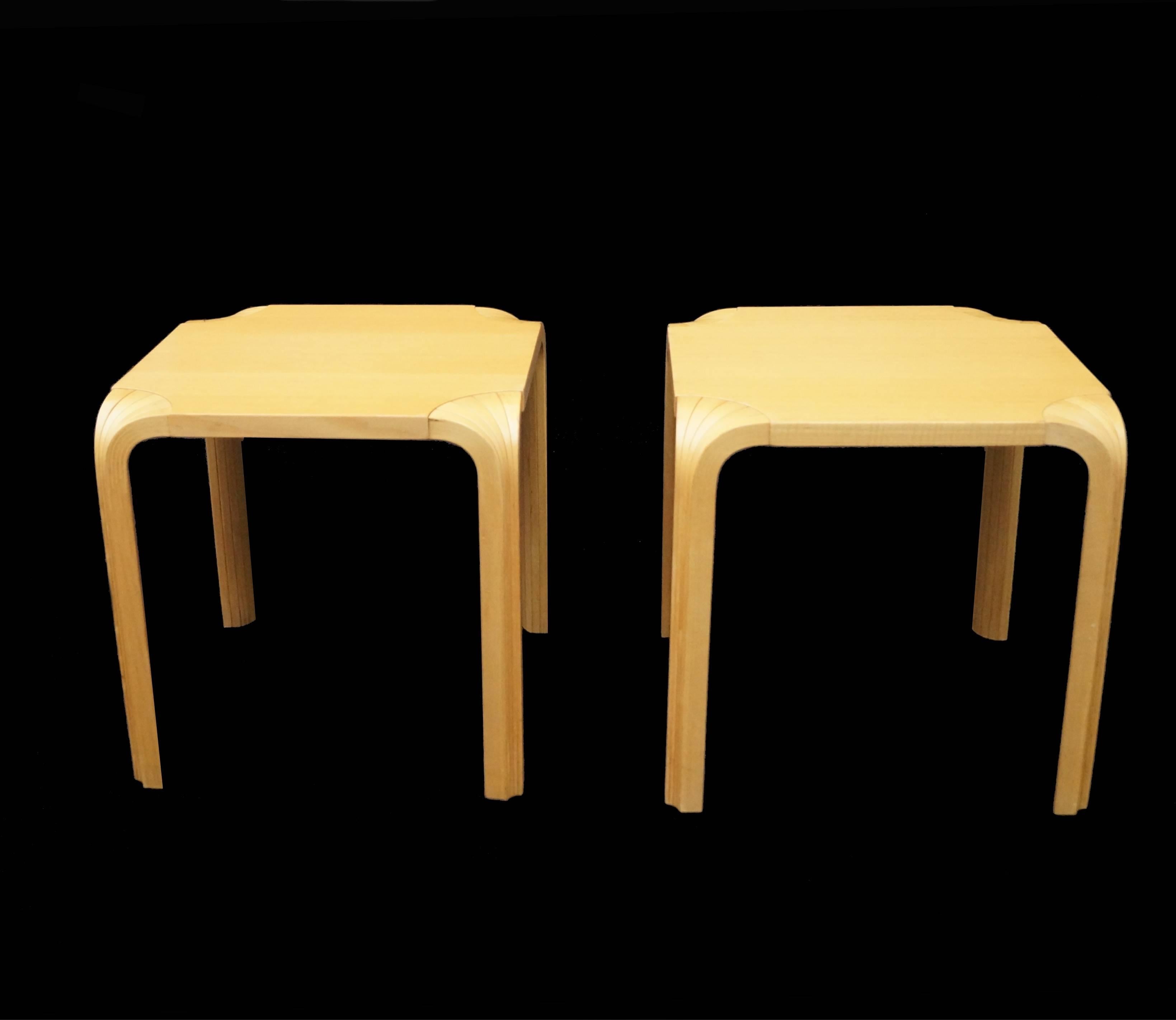 Zwei Paar Alvar Aalto Vintage Fan Leg Nesting Hocker oder End Tables (Holz)