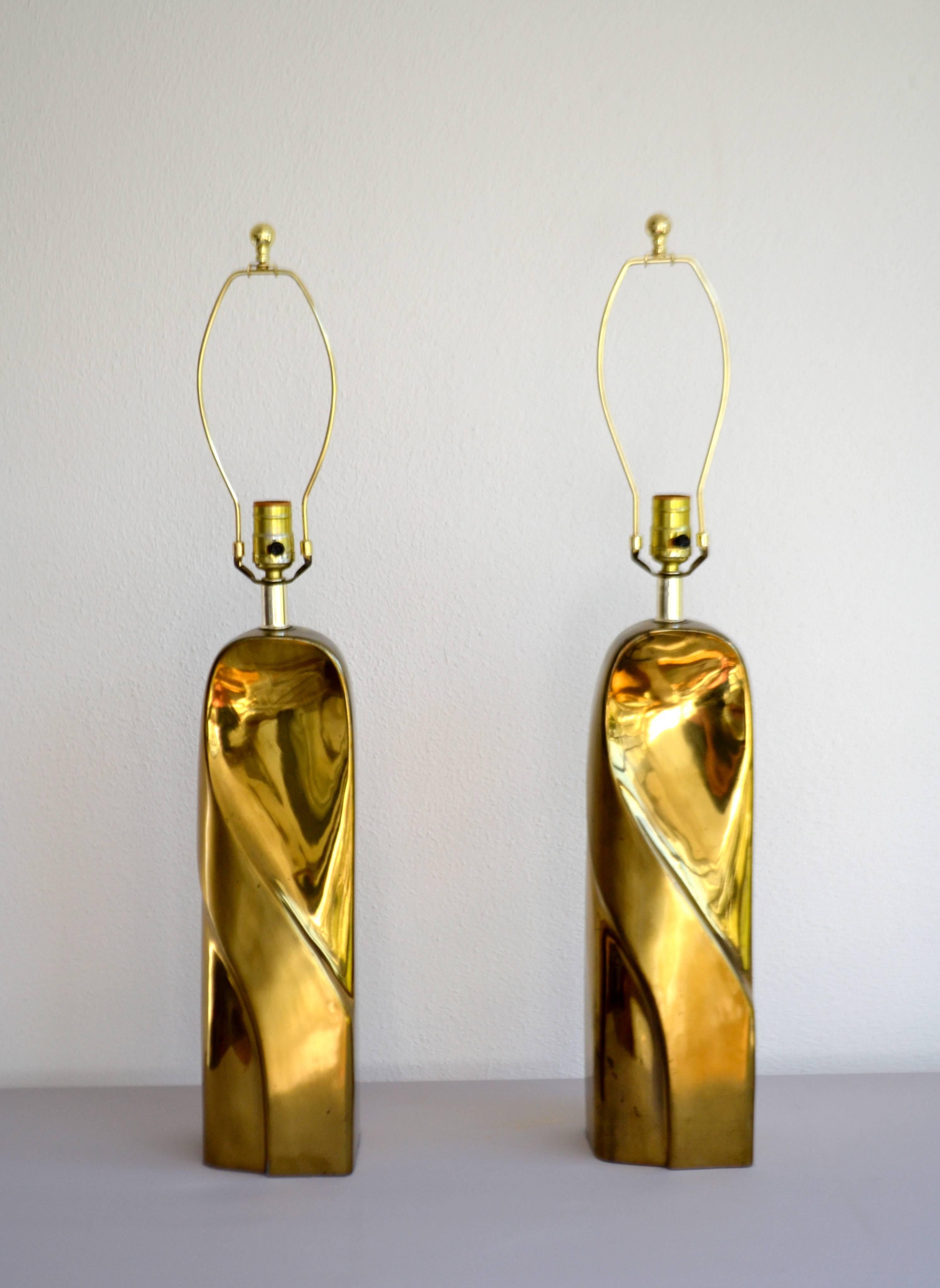 Glamour pair of Postmodern polished brass graphic form table lamps, circa 1970s-1980s.
Shades not included.

Measurements:
Overall: 32