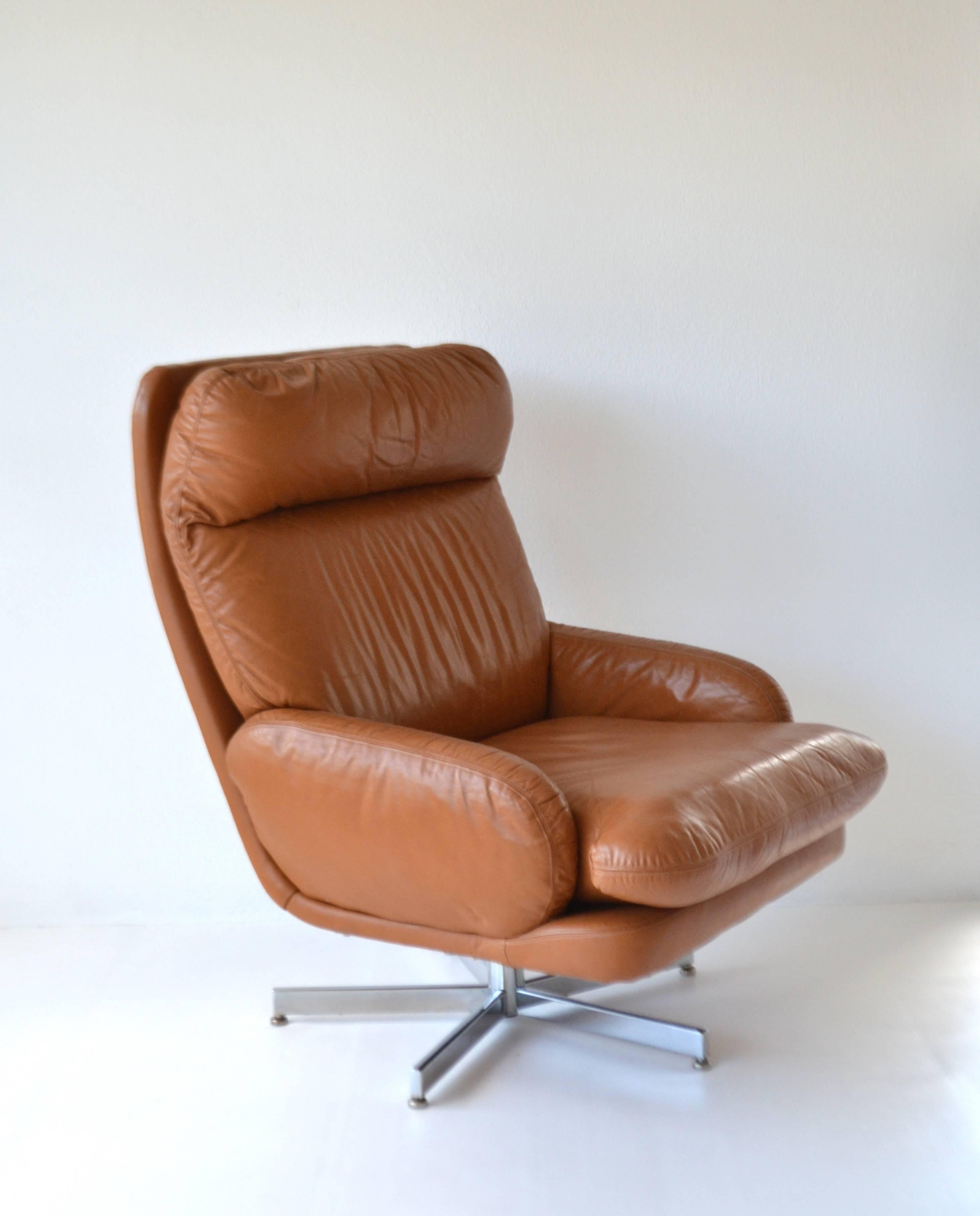 Midcentury Leather Lounge Chair and Ottoman In Excellent Condition For Sale In West Palm Beach, FL
