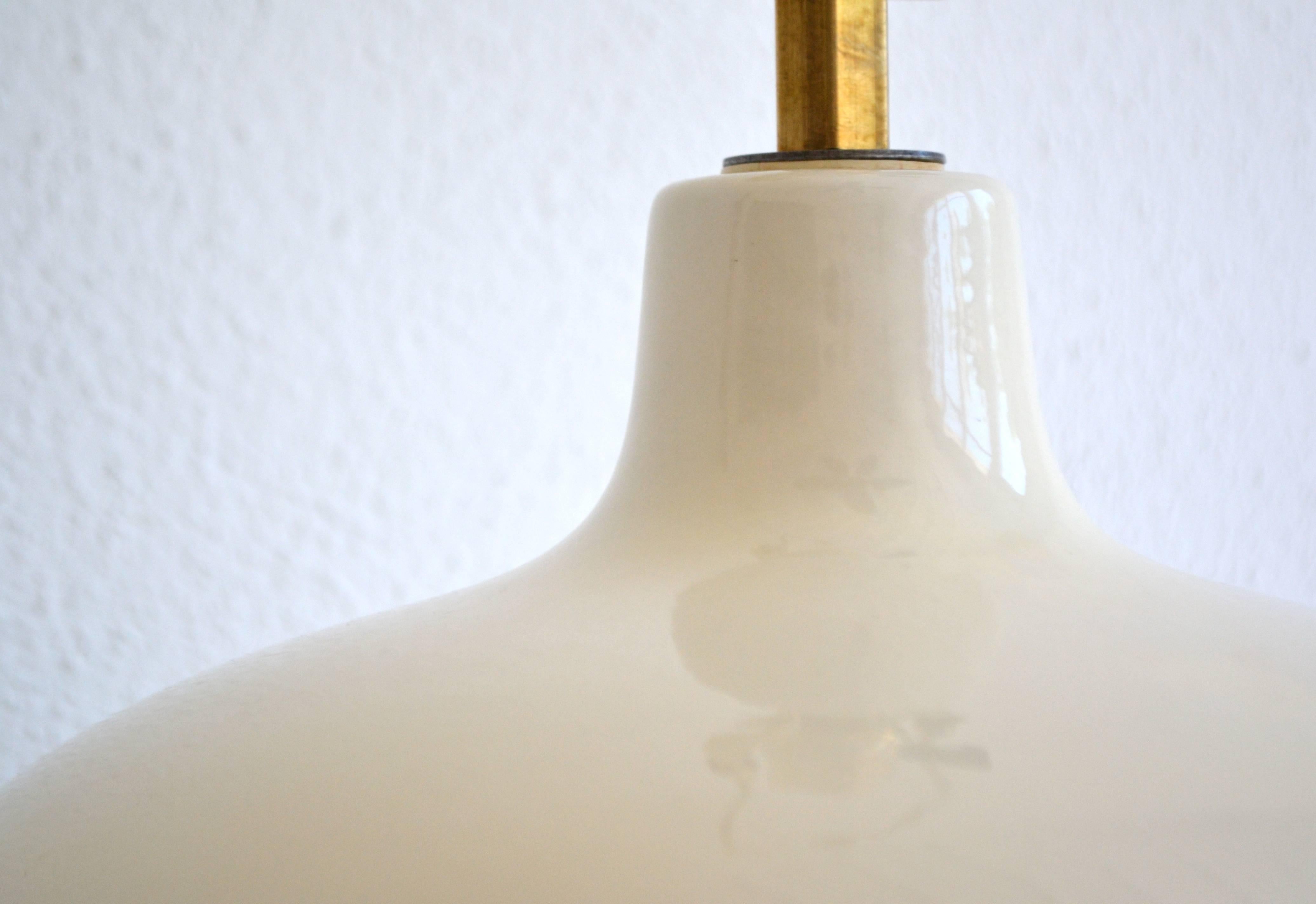 Mid-Century White Glazed Ceramic Gourd Form Table Lamp In Excellent Condition In West Palm Beach, FL