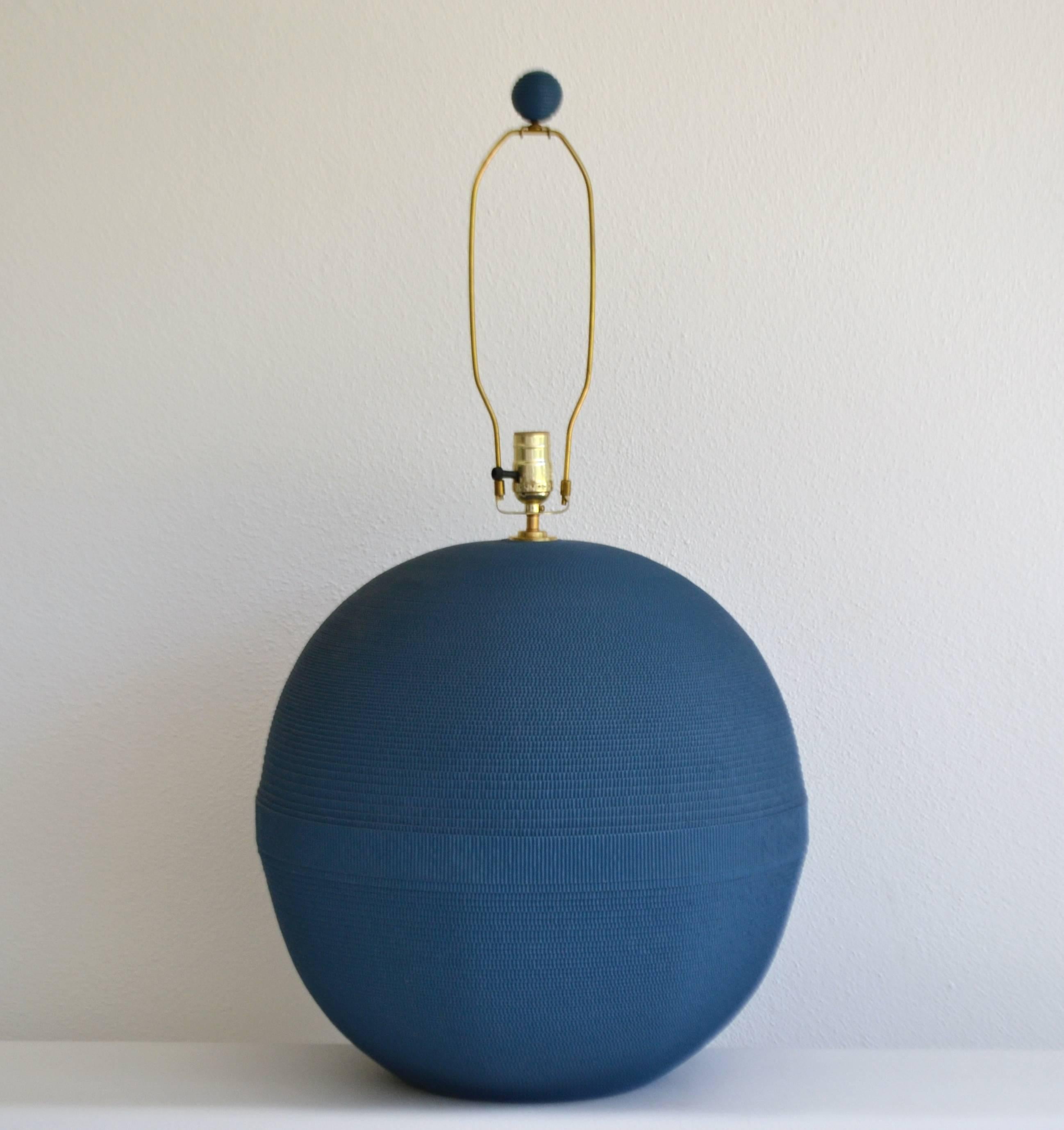 Postmodern Ball Form Table Lamp (Postmoderne) im Angebot
