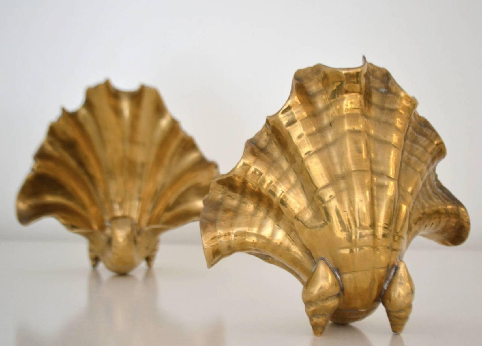 Glamorous pair of highly decorative Italian Hollywood Regency style brass shell garniture or bookends with wonderful original aged brass patina, circa 1950s-1960s.