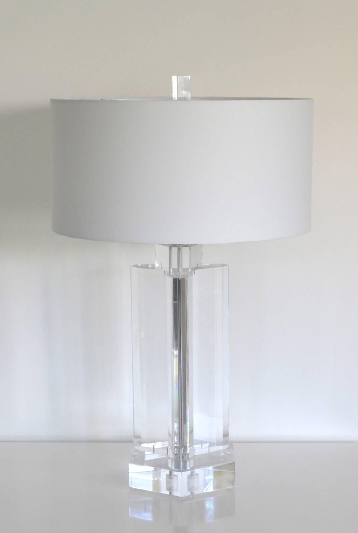 Midcentury Stunning Geometric Form Lucite Table Lamp In Good Condition For Sale In West Palm Beach, FL