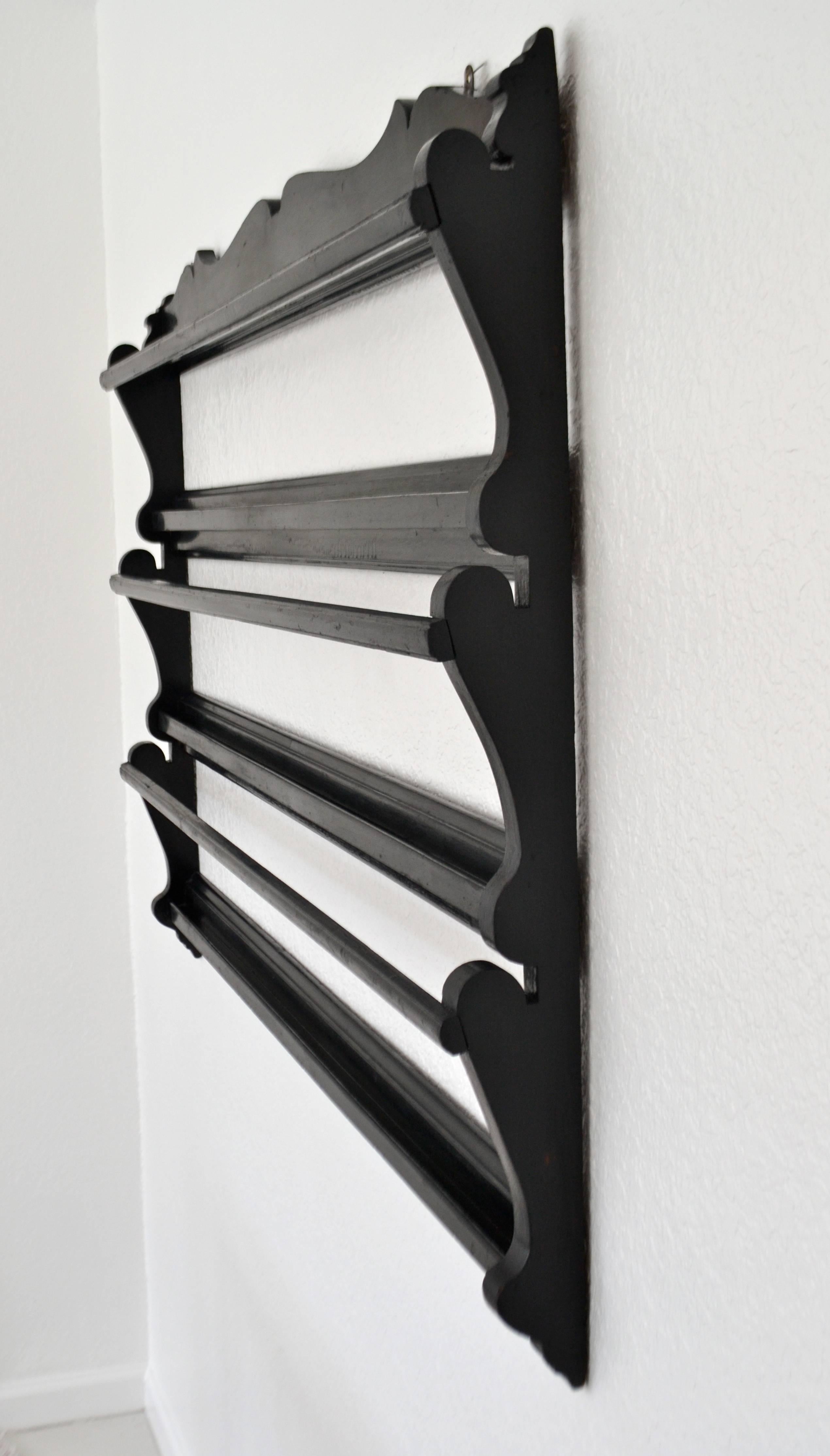 Midcentury Wooden Fretwork Hanging Plate Rack In Good Condition In West Palm Beach, FL