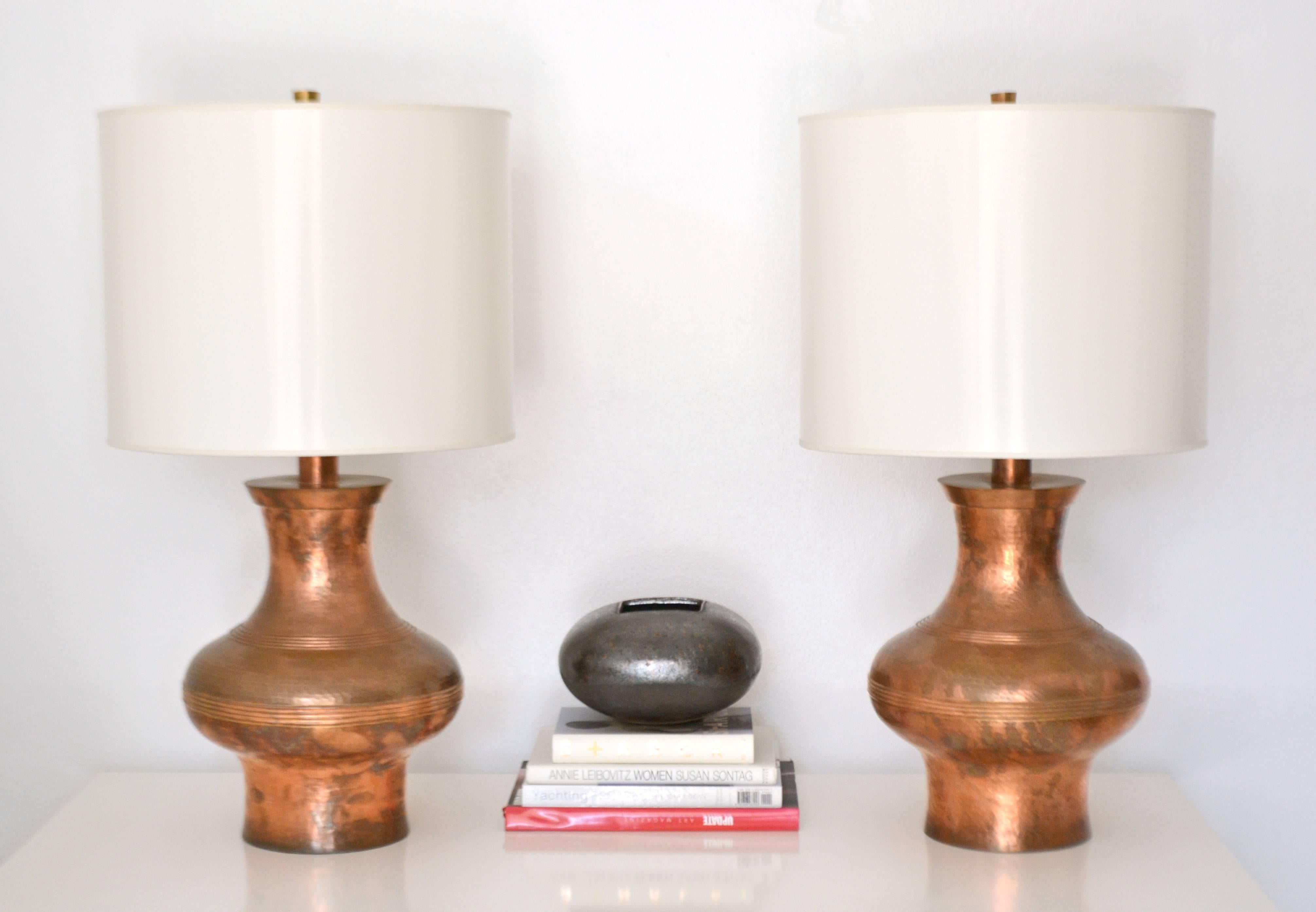 Striking pair of hammered copper table lamps by McGuire, circa 1980s. These sculptural lamps are wired with brass fittings. Shades not included. 

Measurements: The height from the base to the top of the harp is 31