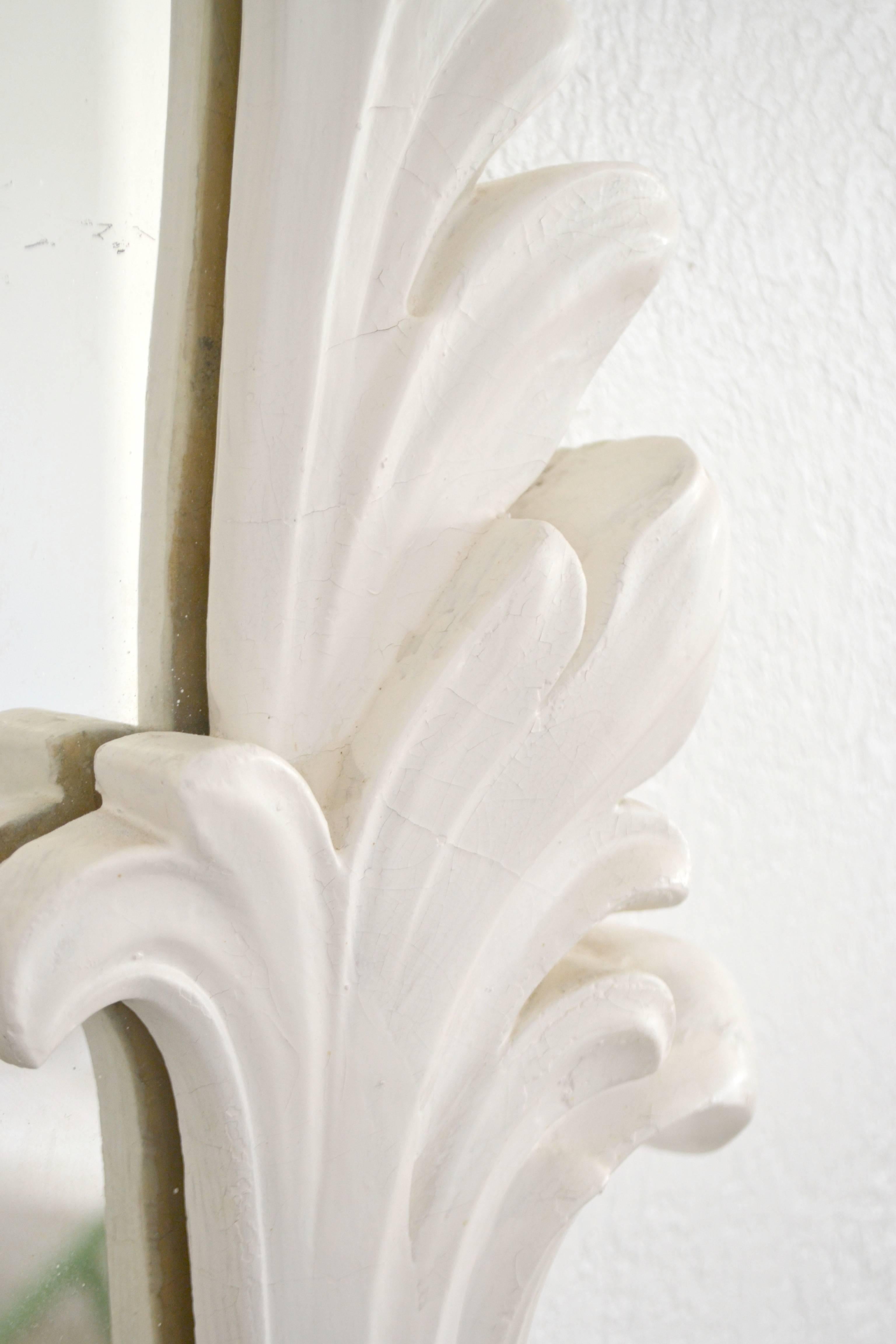Hollywood Regency White Gessoed Carved Oak Wall Mirror im Angebot 1