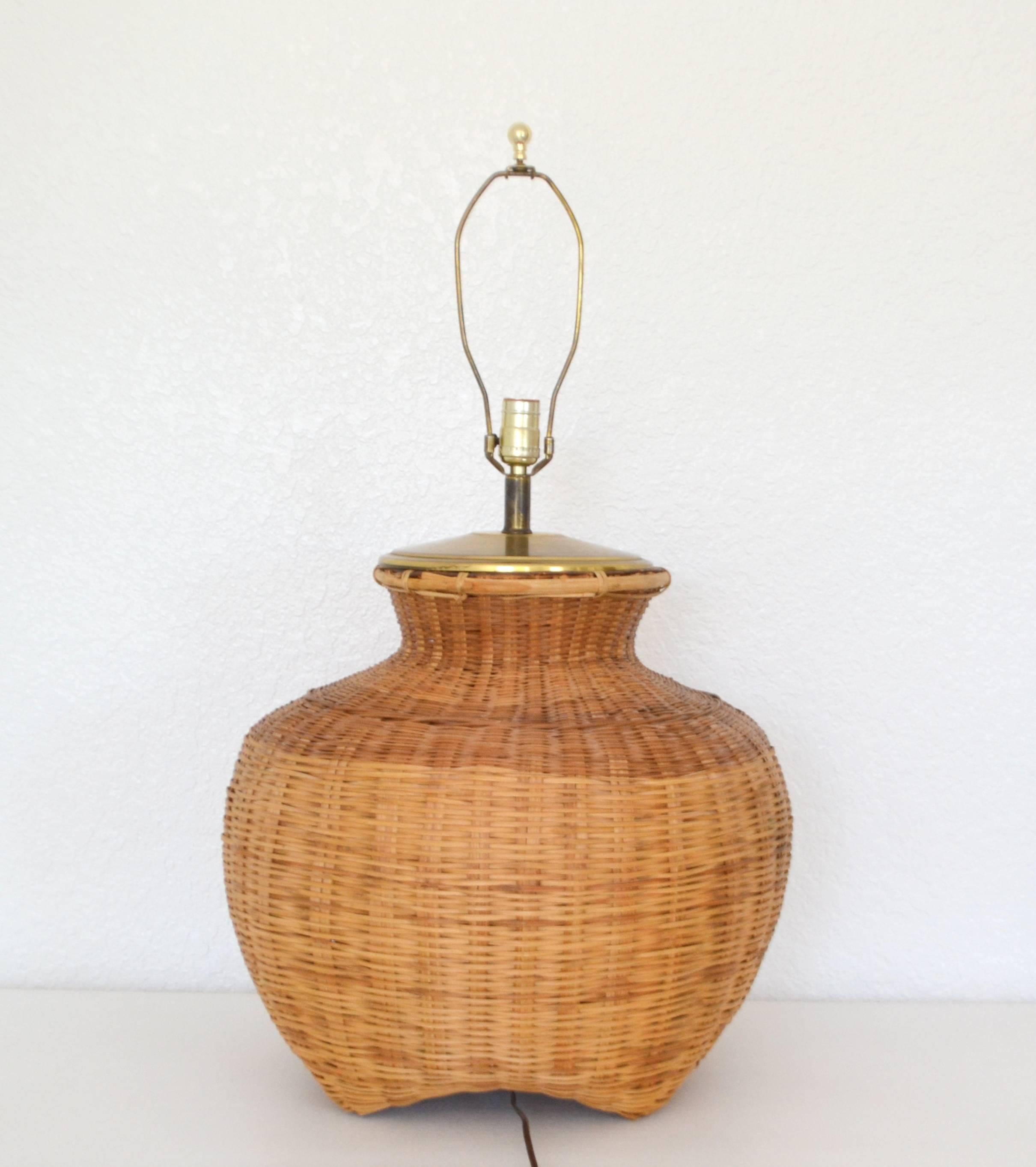 Mid-Century Woven Rattan Basket Form Table Lamp In Excellent Condition In West Palm Beach, FL