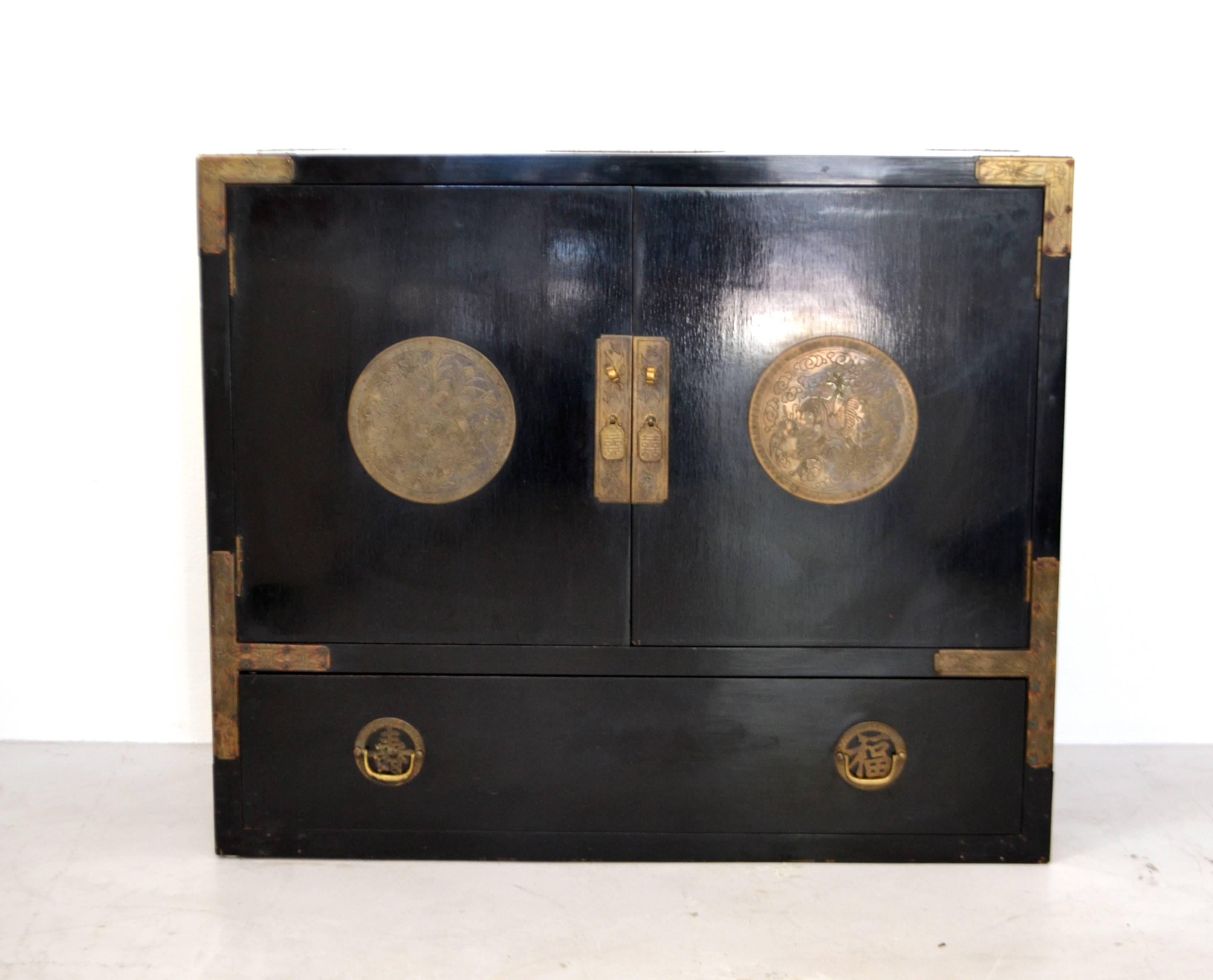 Midcentury Black Lacquered Asian Campaign Chest In Good Condition For Sale In West Palm Beach, FL