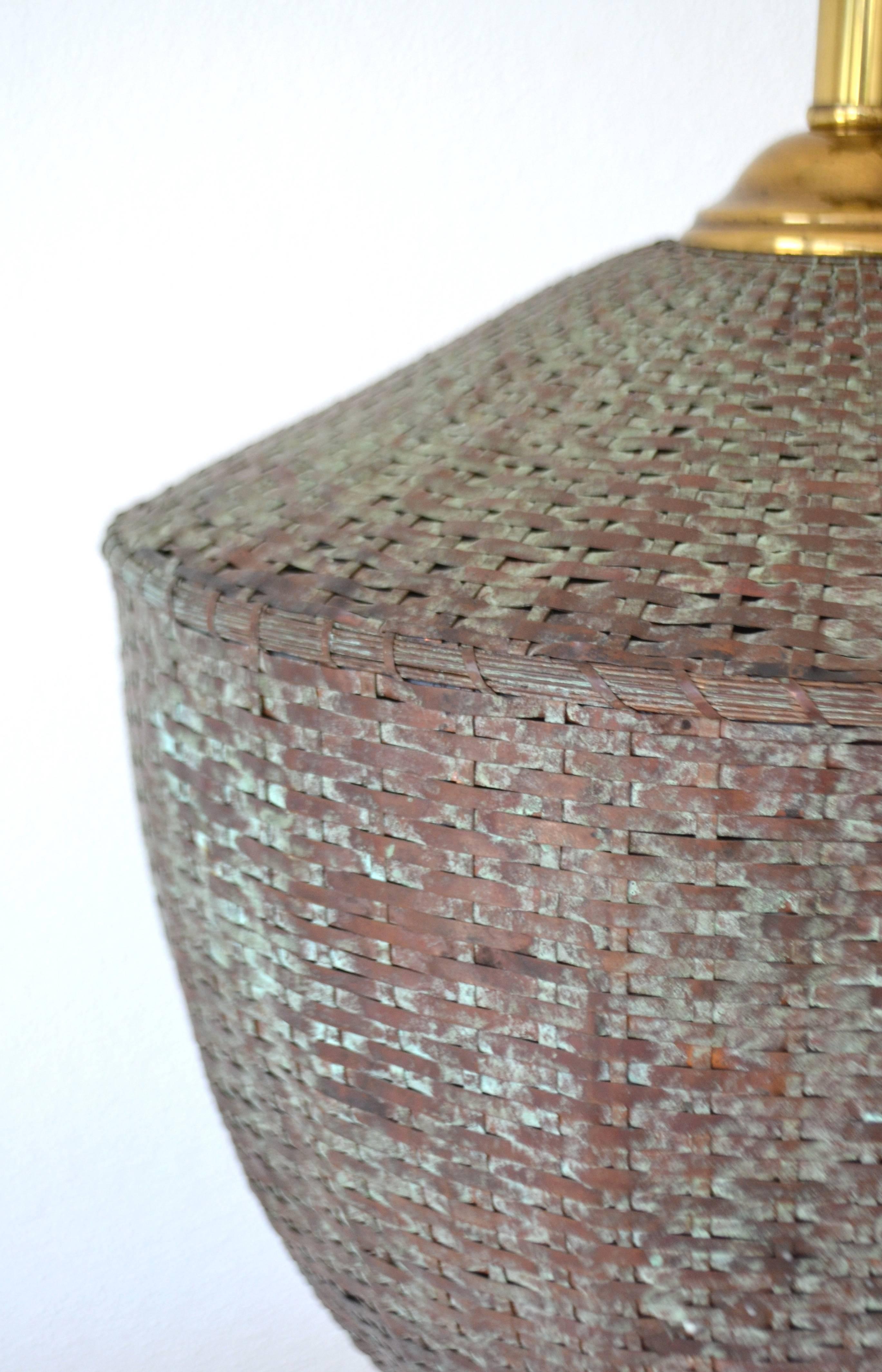 Woven Copper Basket Form Table Lamp In Good Condition For Sale In West Palm Beach, FL