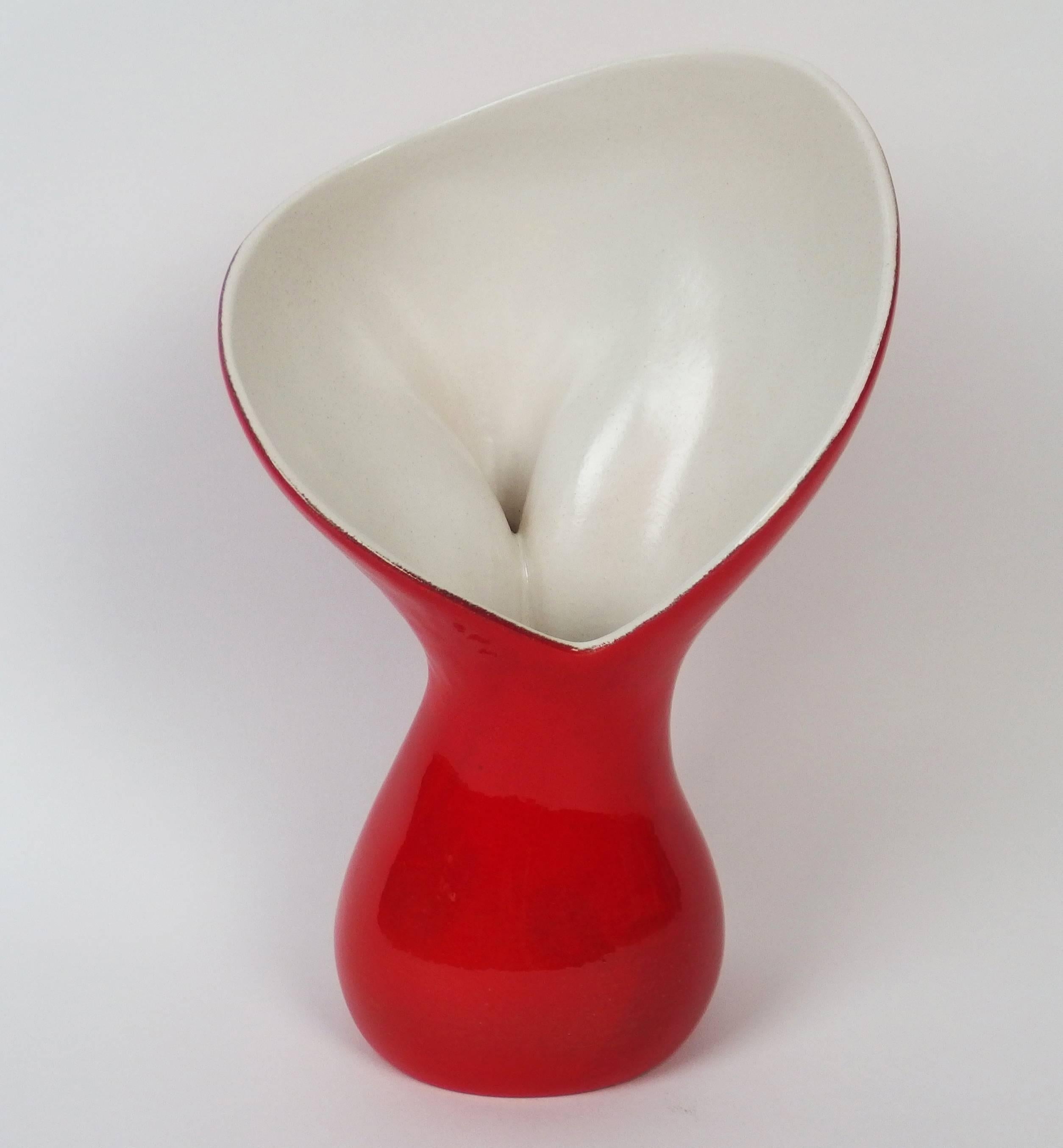"1046" Nervure vase with a bright red glaze outside and a white satin glaze inside. Engraved signature on the back: 1046 poterie Pol Chambost Made in France s.
This vase belongs to wide neck "corolla" vases series created in the