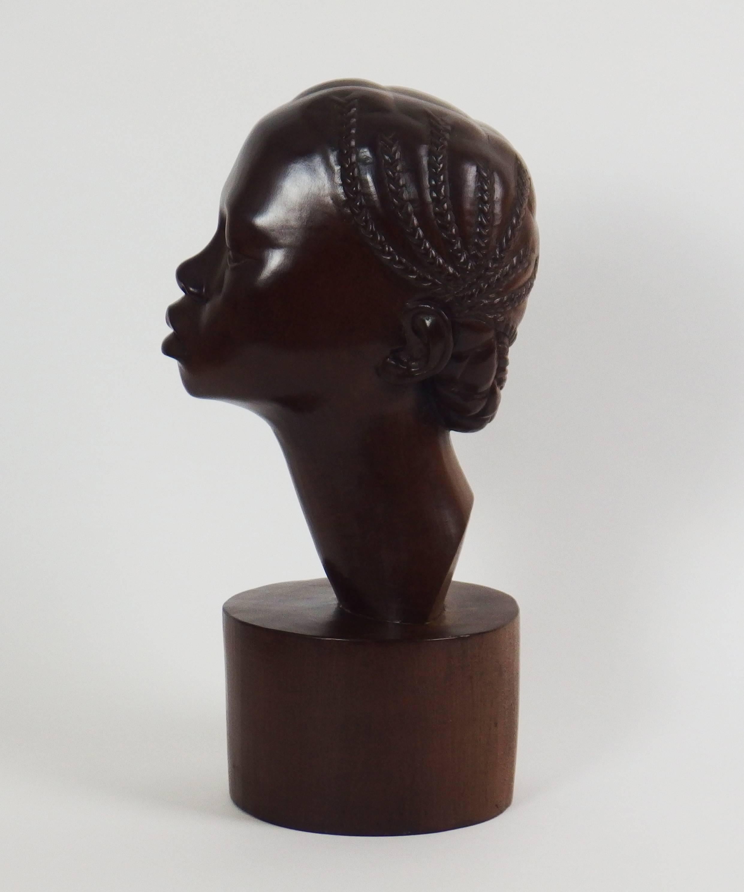 Carved Wood Sculpture of a Woman Head by Rakotondrabé In Good Condition For Sale In Janvry, Essonne