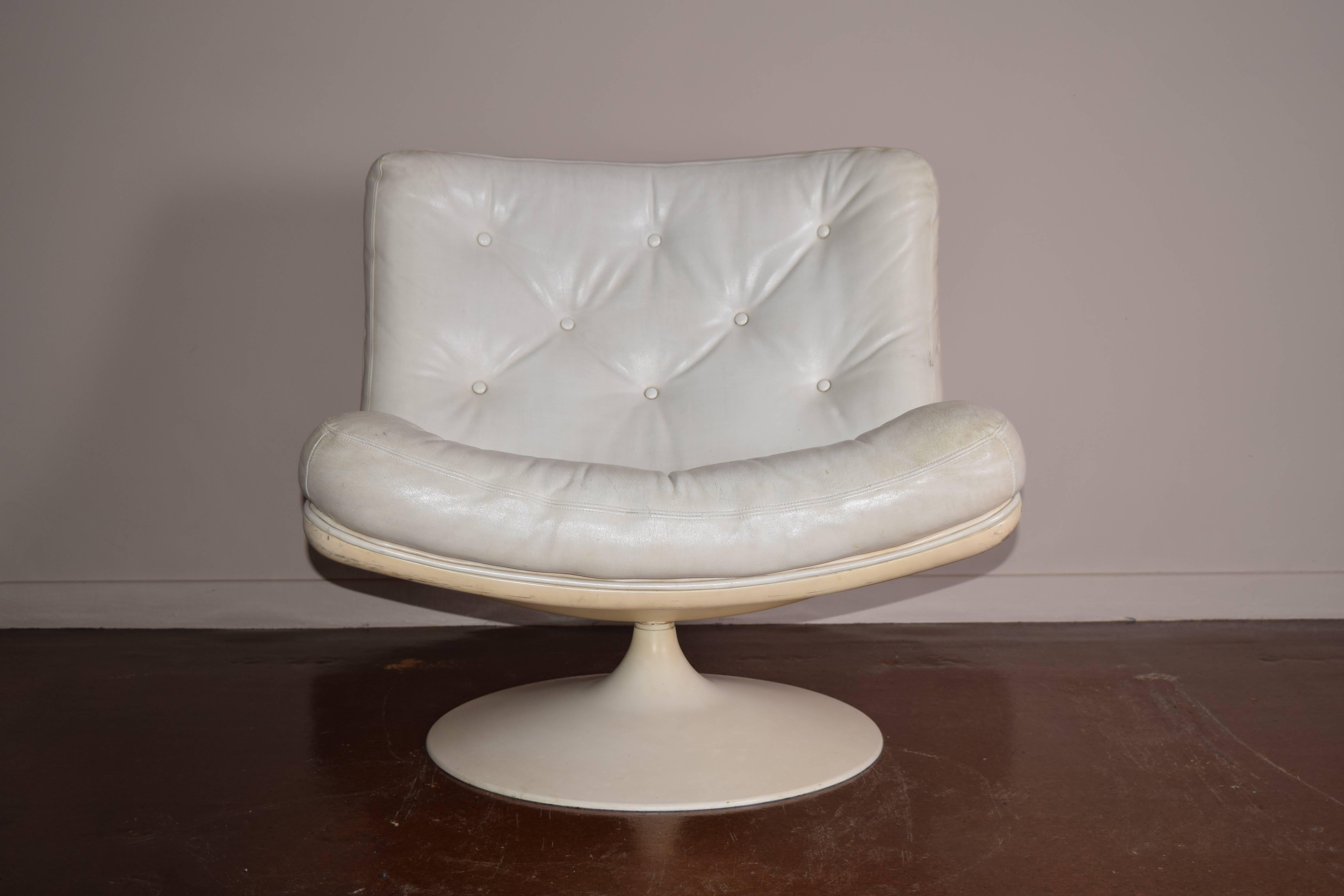 Fabulous pair of 1970s era lounge chairs designed by Geoffrey Harcourt for Artifort. Original white leather upholstery. Model F976 first introduced in 1968.
Free delivery to NYC.