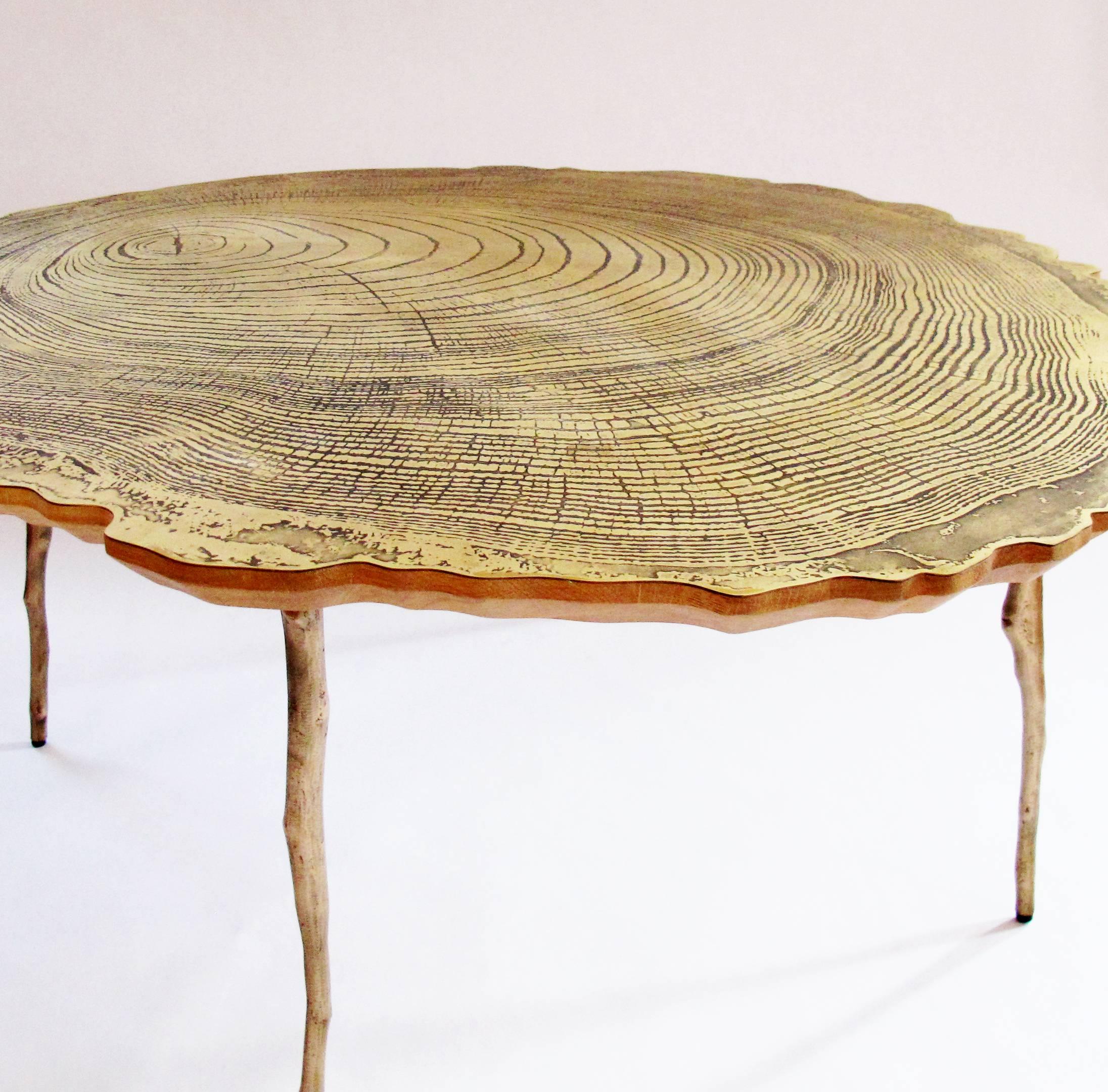 Laminé Table basse cintrée avec anneaux d'arbre en bronze et chêne stratifié de Sharon Sides en vente
