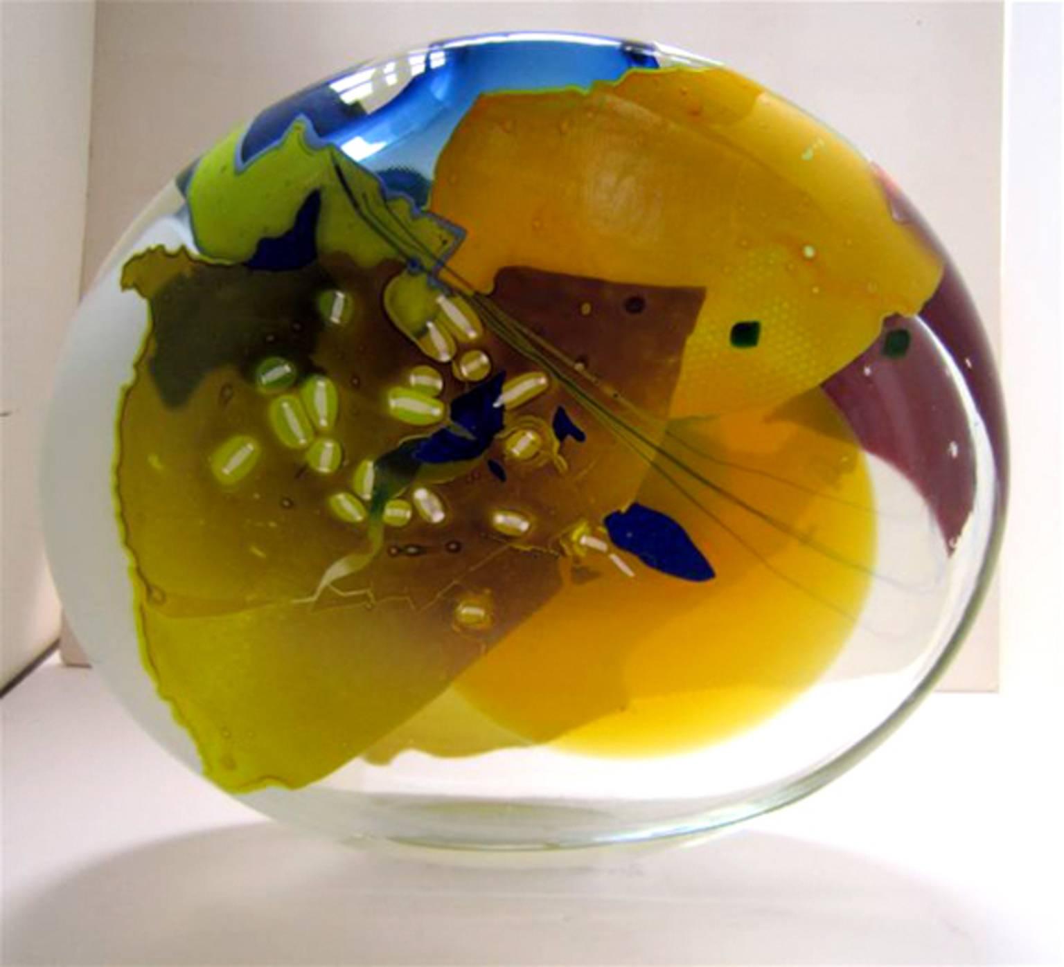 Joel Philip Myers
Sommerfreude, 1988
Geblasenes Glas mit aufgesetzten Elementen
18.75 x 17 x 3,5 Zoll

Myers' Arbeiten zeichnen sich durch exquisite Handwerkskunst und einen außerordentlich ausgeprägten Sinn für formale Gestaltung aus. Joel Myers