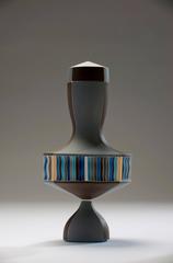 Urne in Braun und Blau mit weißen Nähten aus farbigem Porzellan von Peter Pincus