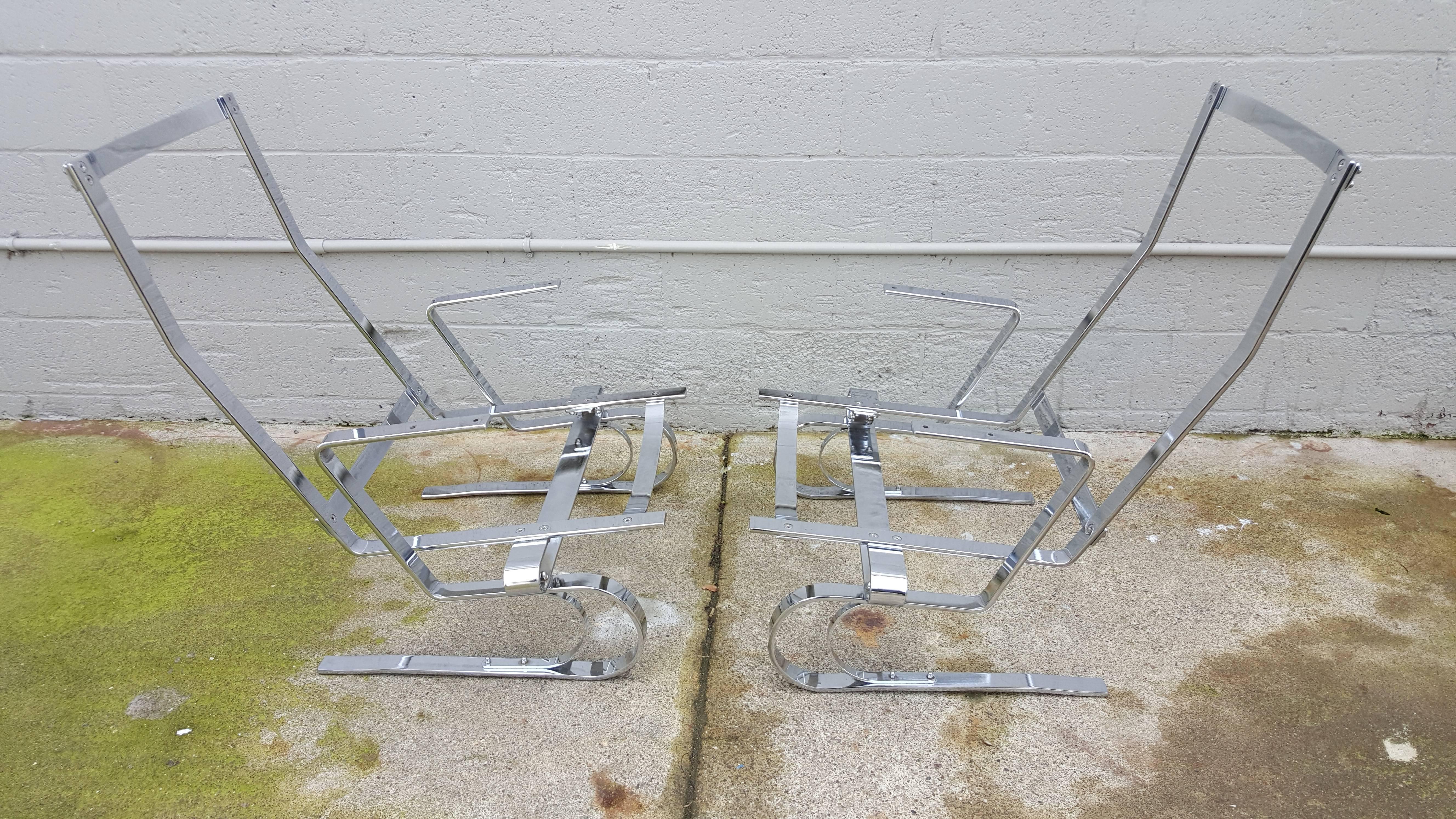 Exceptional Flat Bar Steel Chrome Lounge Chairs In Good Condition For Sale In Fulton, CA