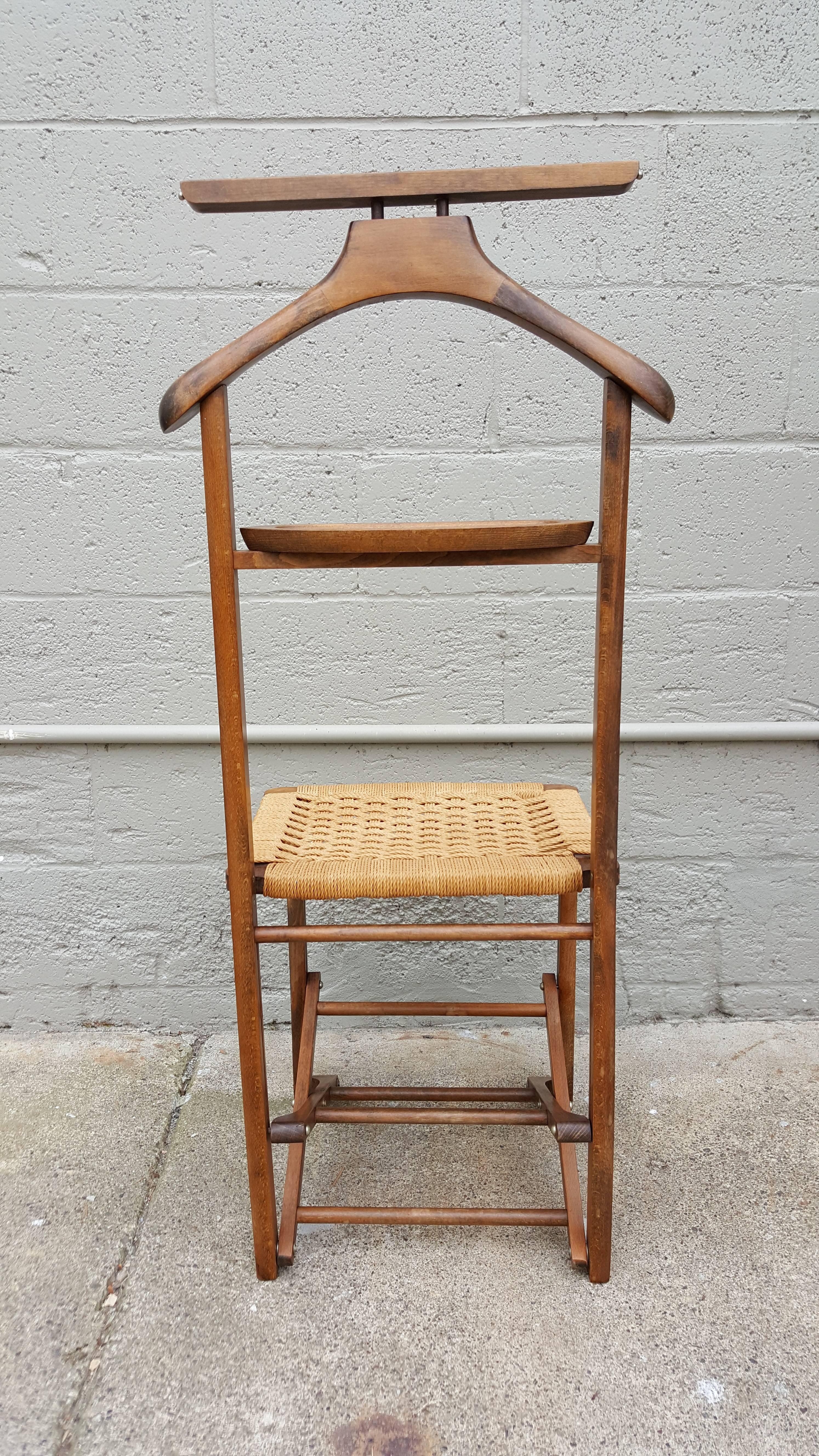 A beechwood and paper cord Italian gentleman's valet chair by Fratelli Reguitti, circa 1960. Folding seat option creates easy storage if needed. Excellent original condition and finish. Seat height 18