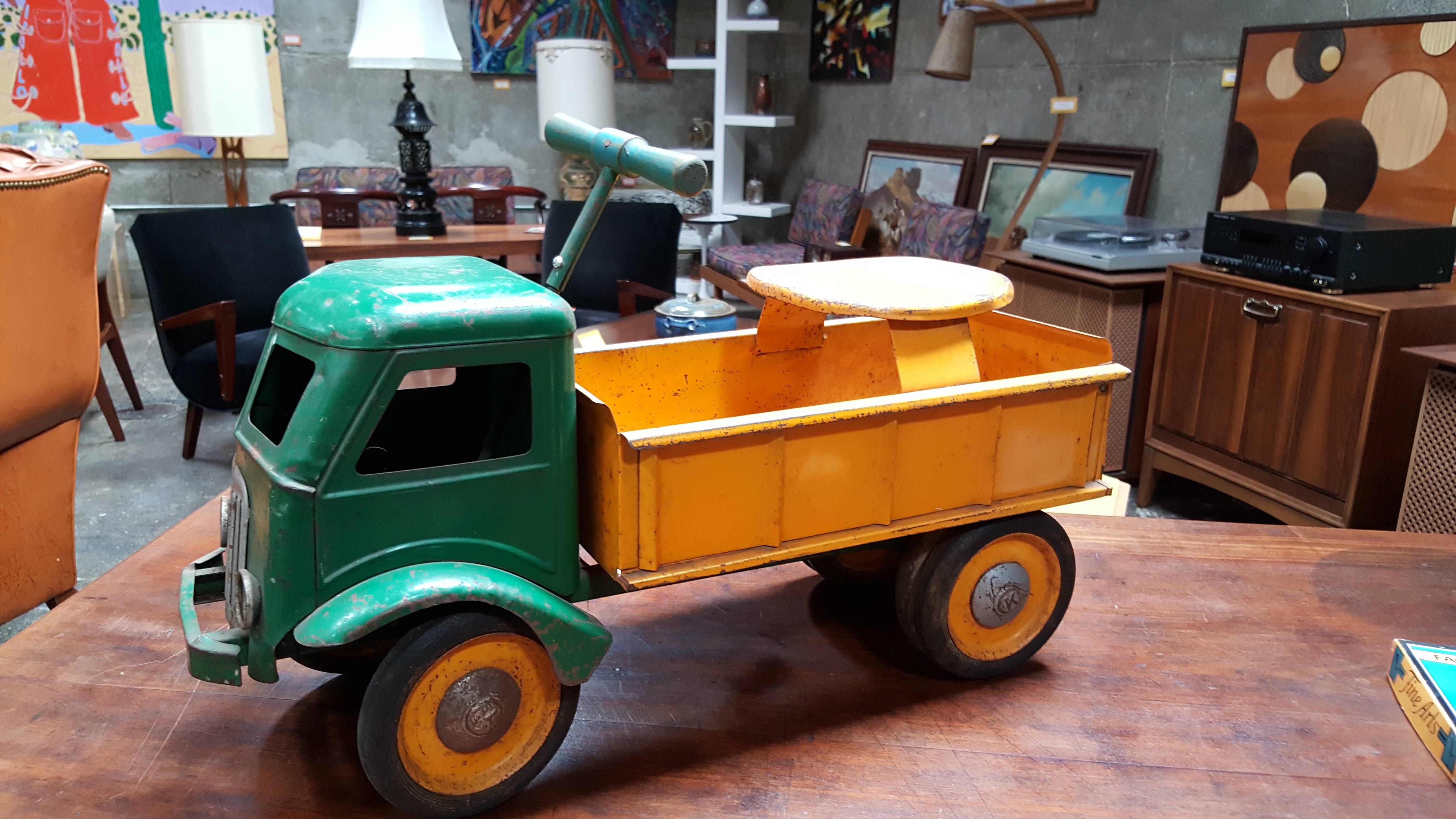 Keystone Ride-On Pressed Steel Toy Truck In Good Condition For Sale In Fulton, CA