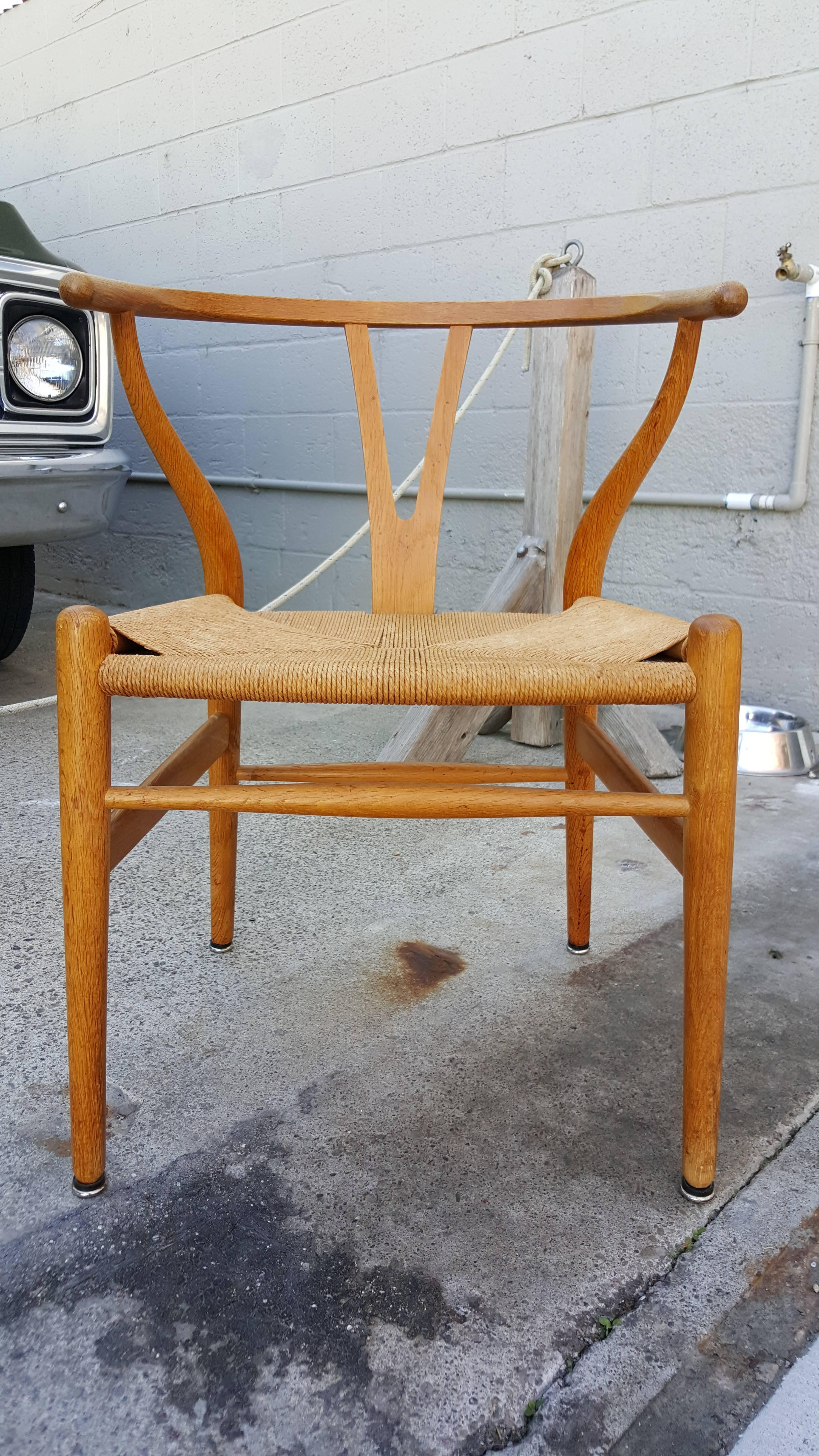 Iconic Hans Wegner wishbone dining chair in excellent, original vintage condition.