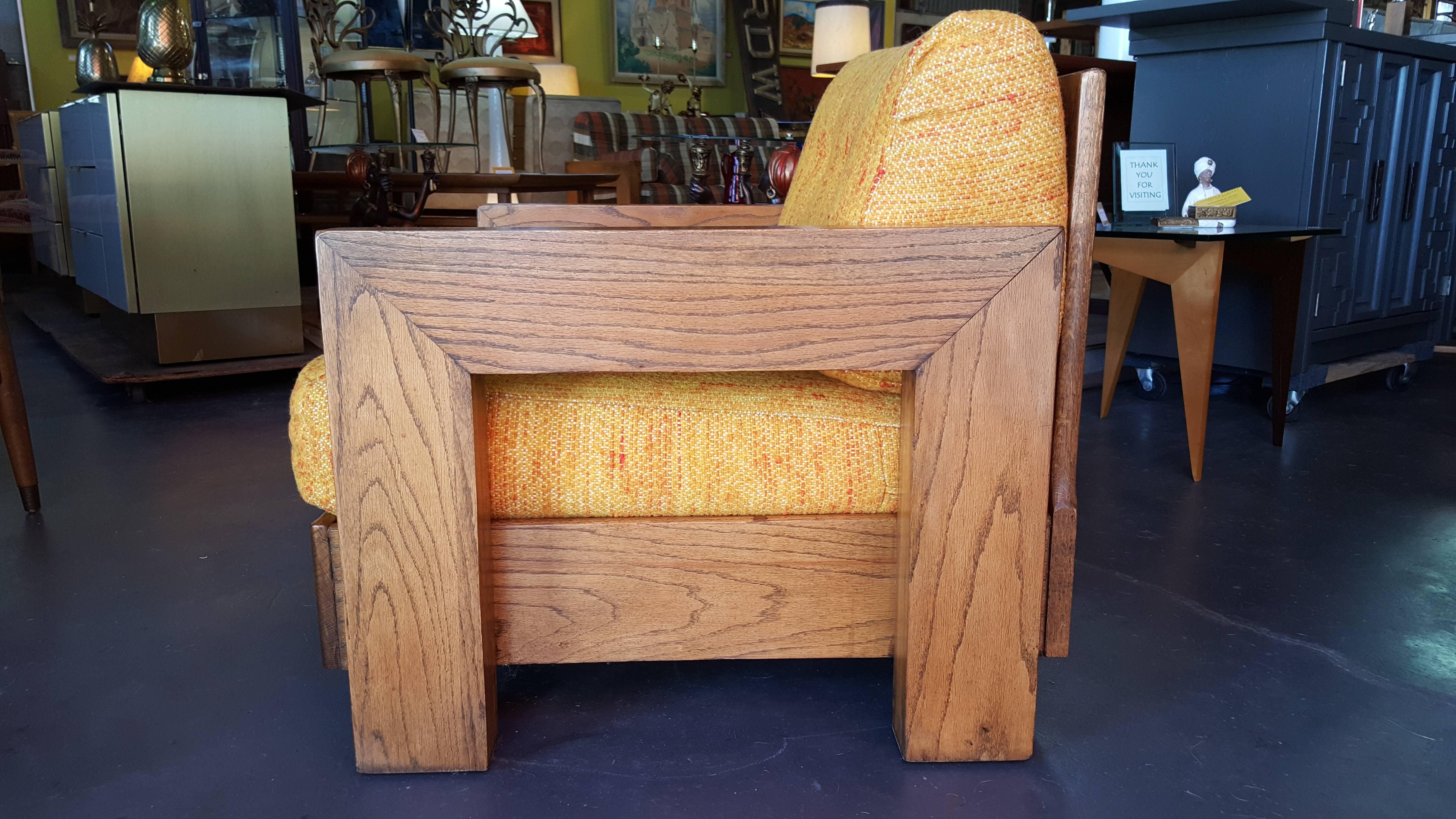 A sizable and comfortable 1970s modern lounge chair. Solid oak construction, arms measuring 2.75