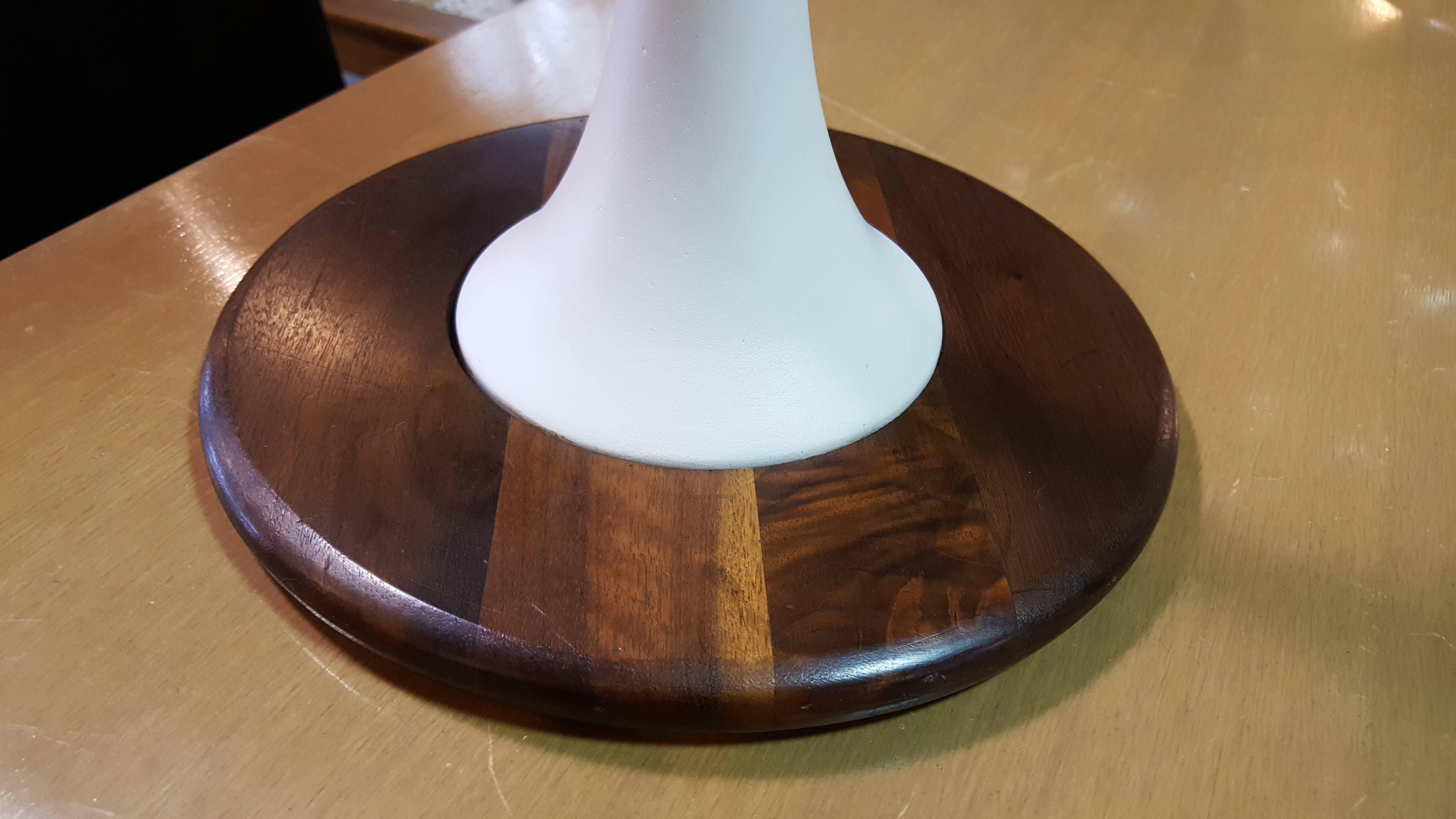 Unique Tulip Base Oval End Table In Good Condition For Sale In Fulton, CA