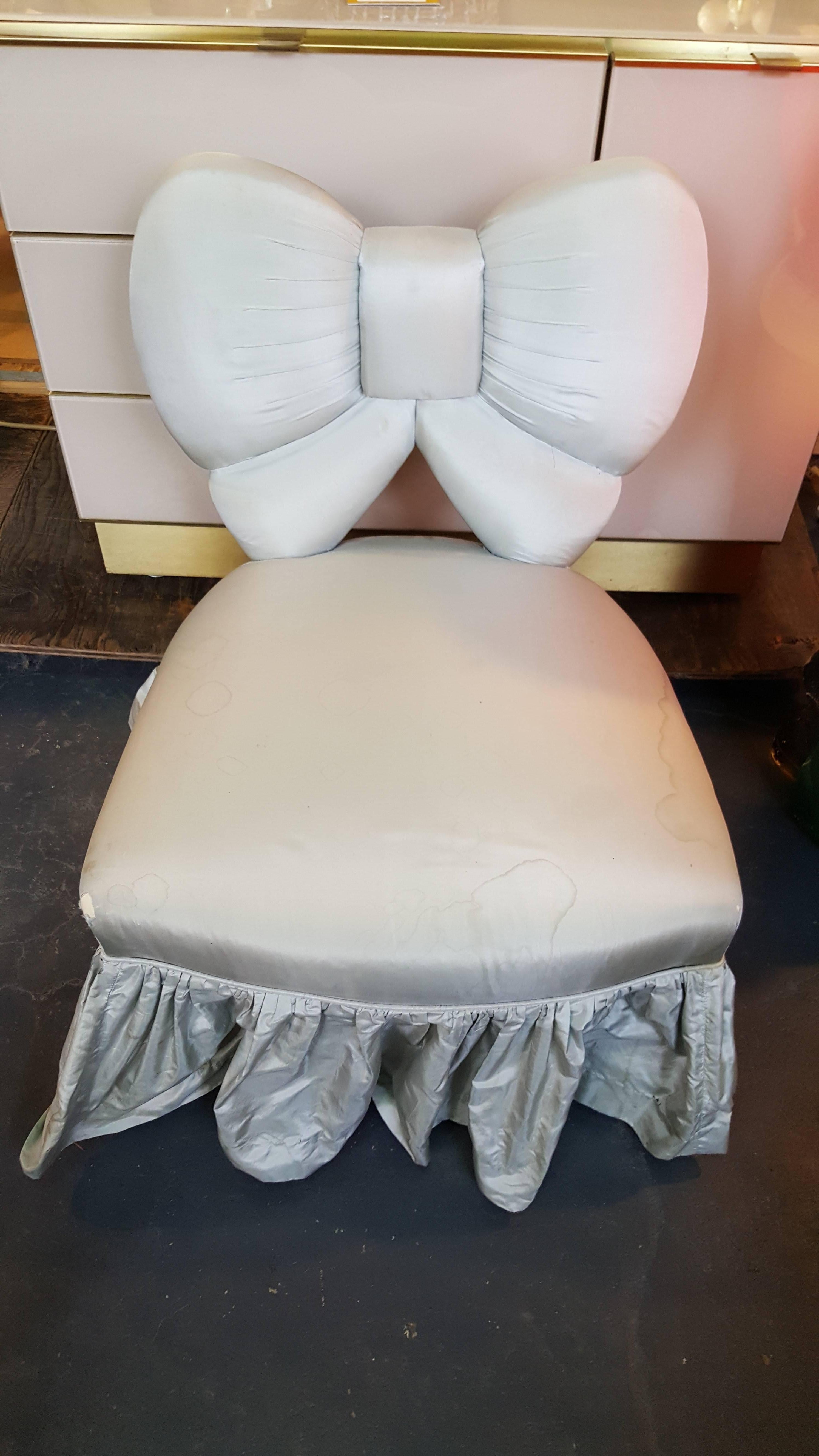 Unique Slipper Chair with Bow Backrest In Good Condition For Sale In Fulton, CA