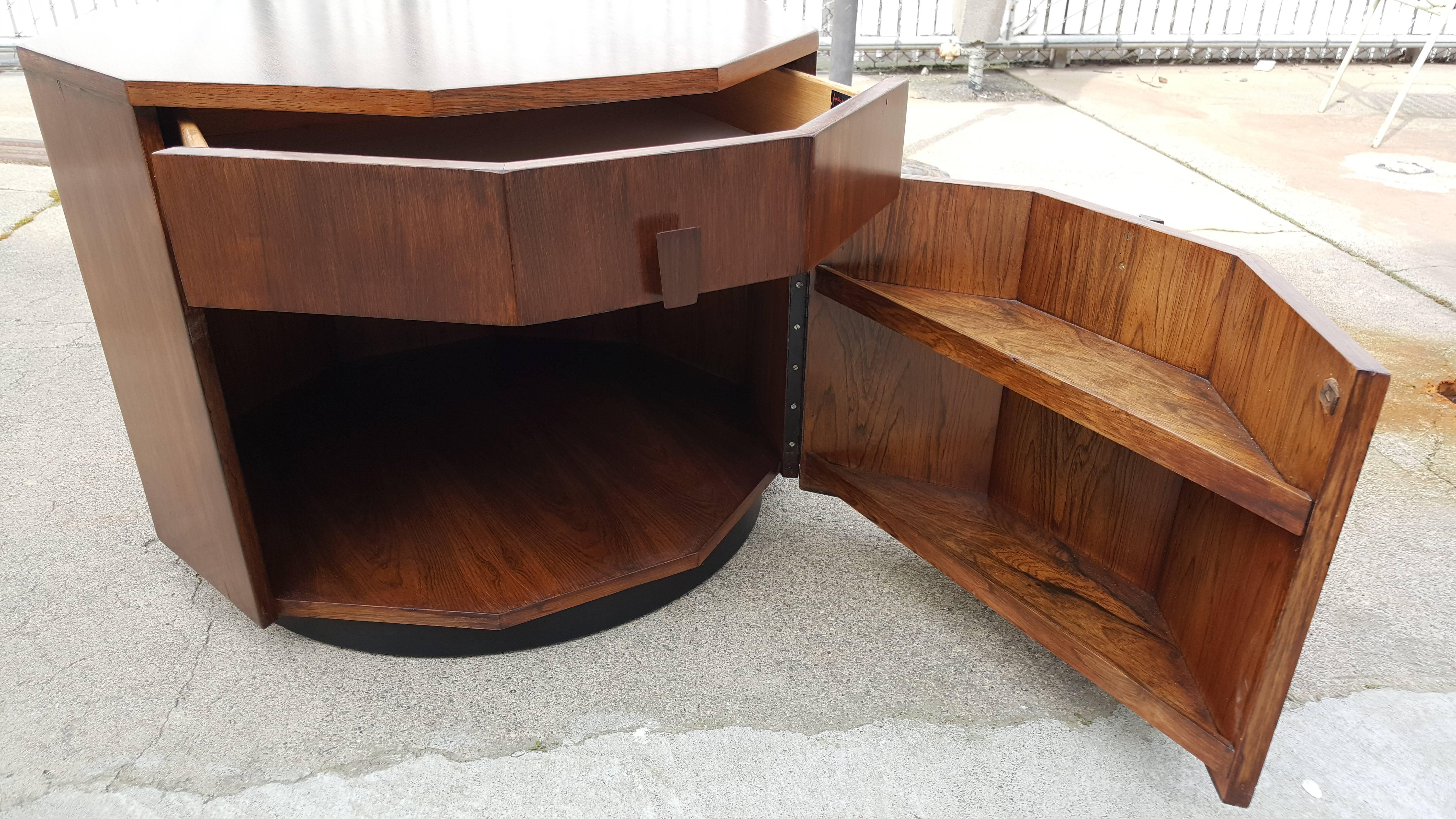 An Mid-Century Modern octagonal end or side table that opens to a hidden dry bar / cocktail cabinet. Designed by Harvey Probber. Circa 1950s. Retains Probber metal label.