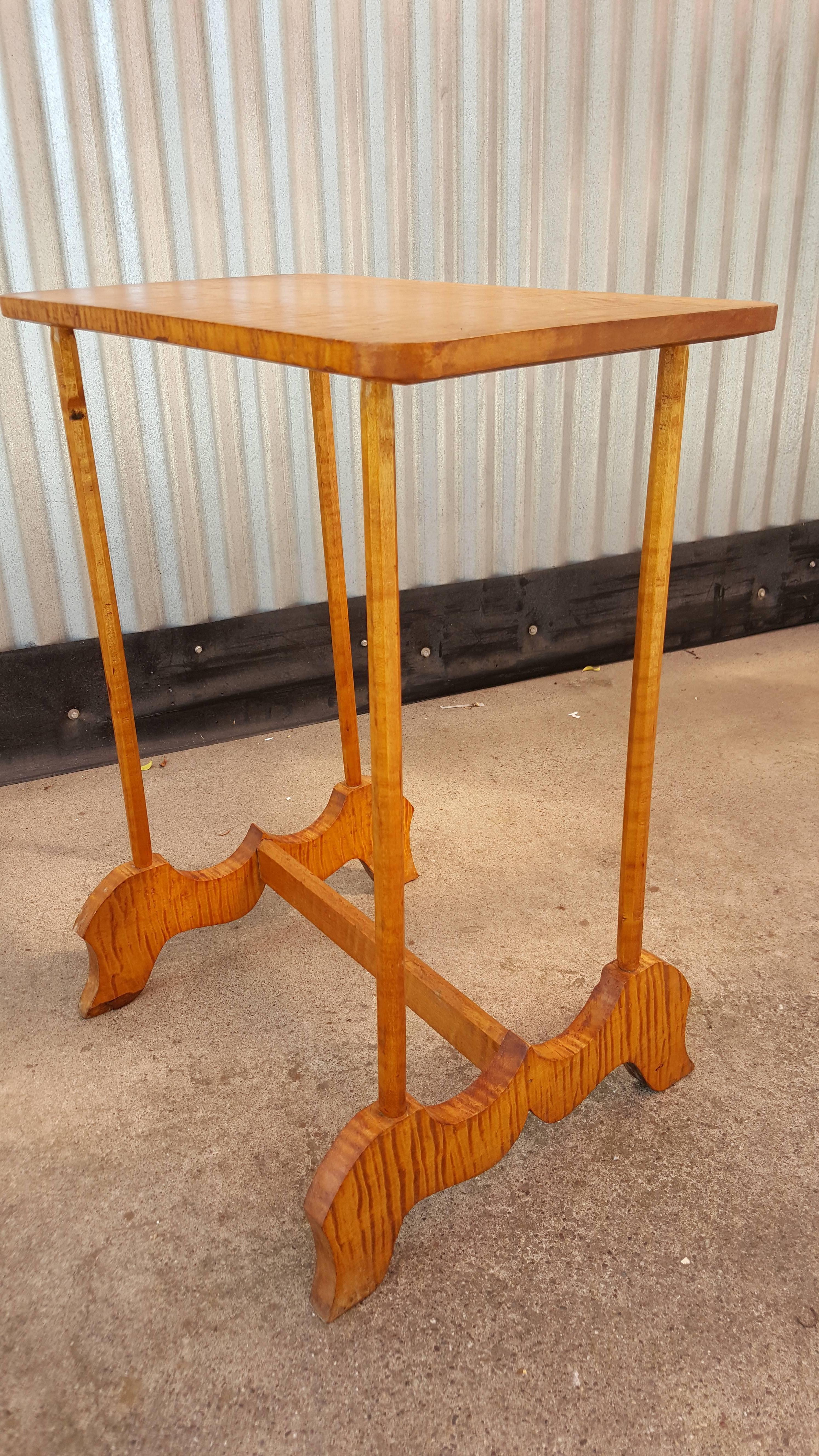 Tiger Maple Folk Art End Table In Excellent Condition For Sale In Fulton, CA