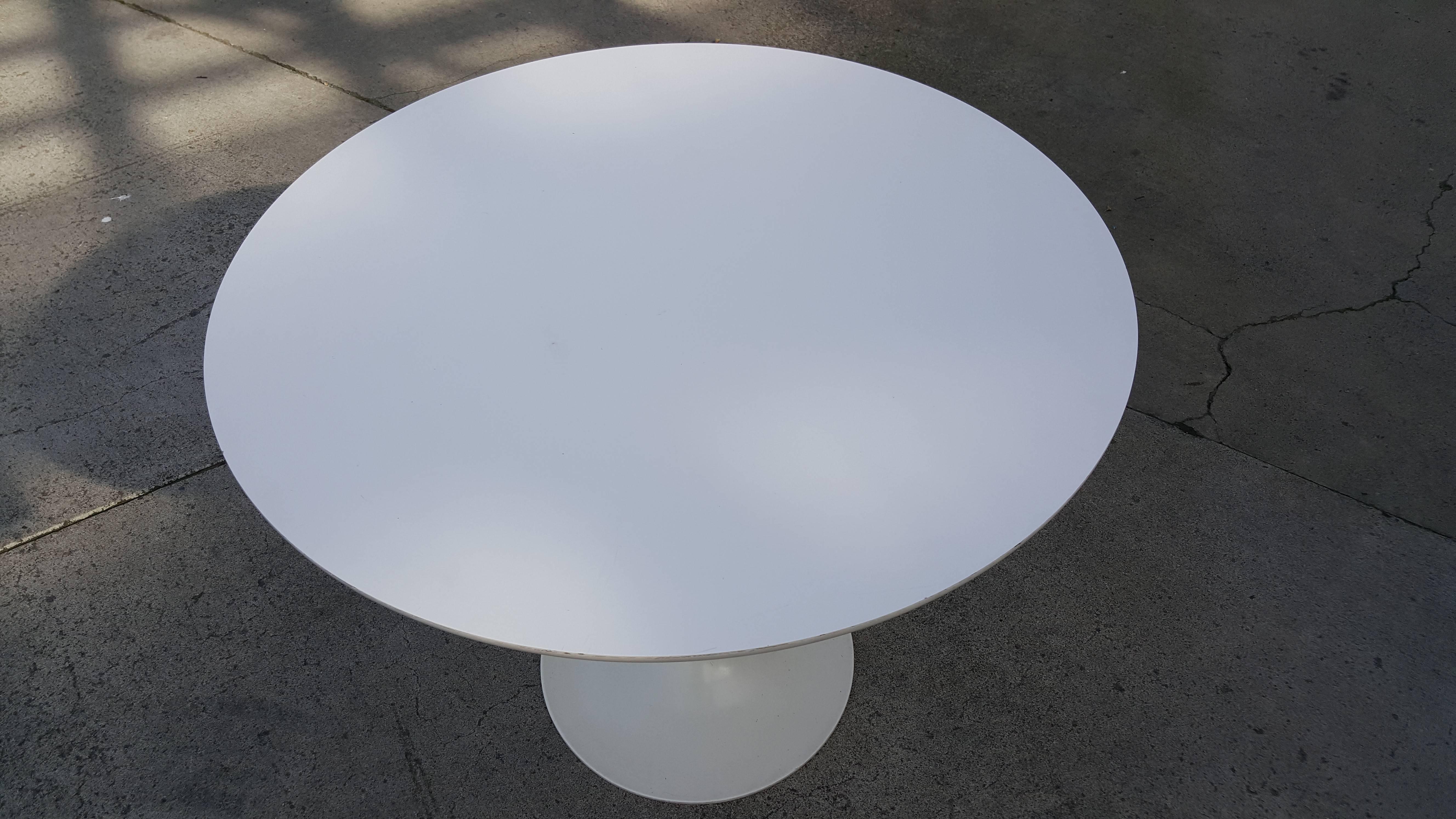 1970s Saarinen style tulip base dining table by Burke. In very good, original vintage condition. Apartment size with a 35.5" diameter tabletop.