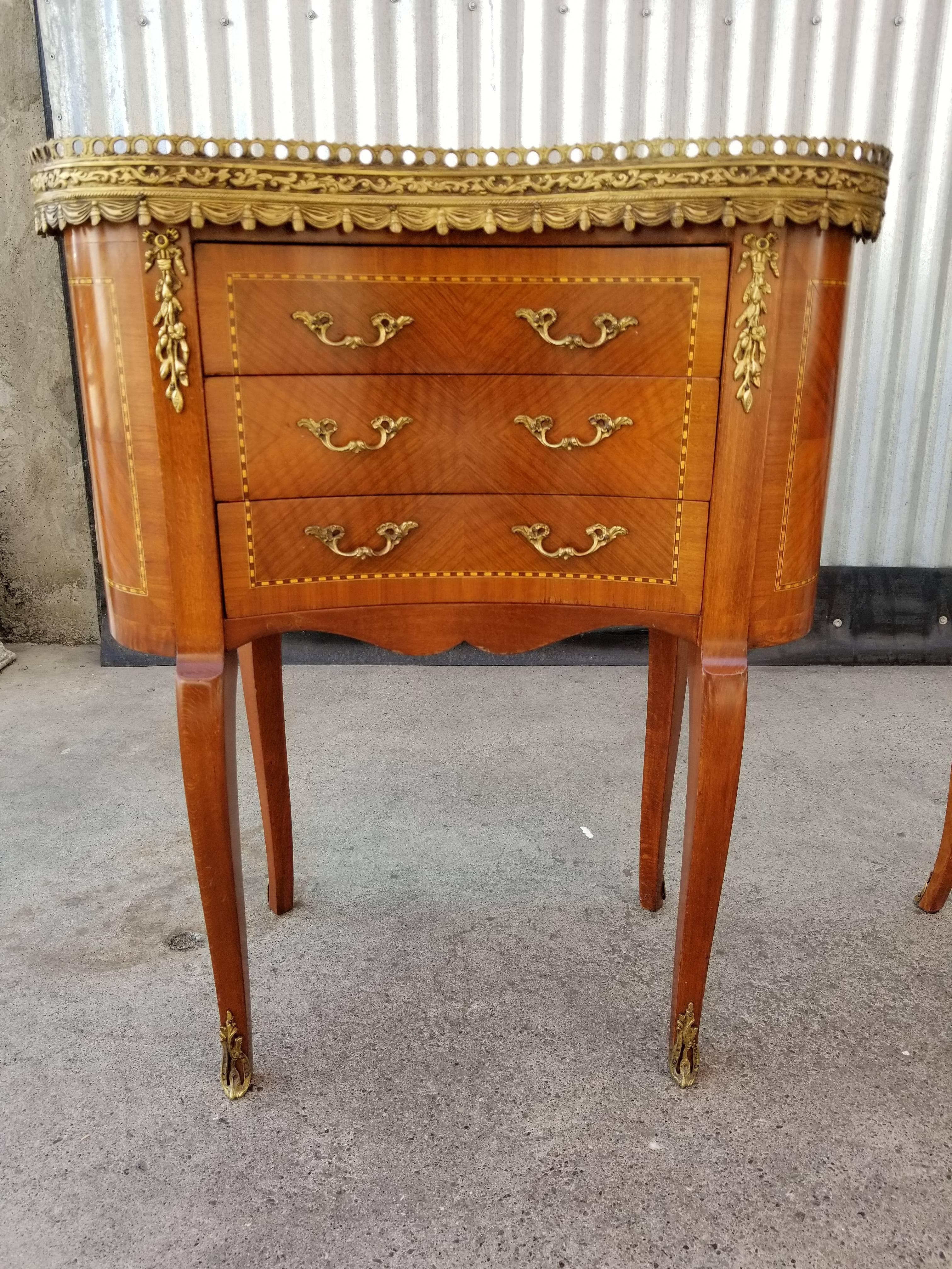 Two Louis XV style end tables with gilt ormolu, marquetry and marble tops. Excellent original condition. Made in Italy, late 20th century. Single drawer table measures 20.25